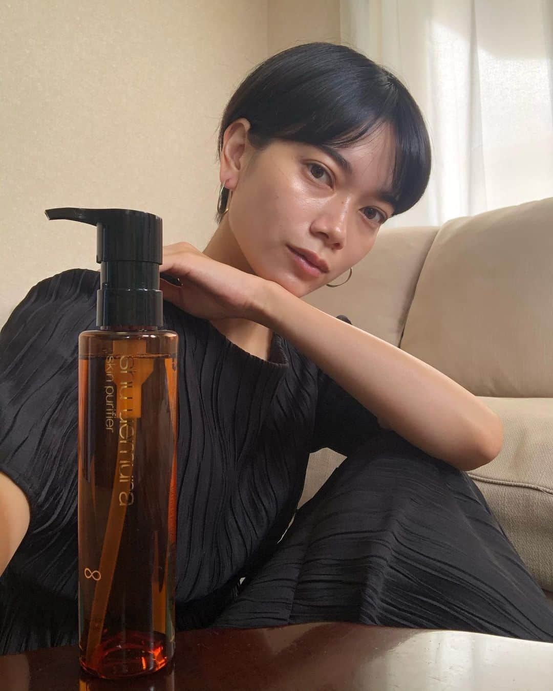 岩本ライラのインスタグラム：「@shuuemura  アルティム8∞ スブリム ビューティ クレンジング オイル  メイクを落としながらスキンケアができるクレンジングオイル🌹  スキンケア成分75％の中に椿オイルも配合されているので洗い流したあとでも全くつっぱらない、ちょうどいいサラサラ&モチモチが残った！  これは使い続けることによって毛穴が小さくなったり、潤いupなどの効果が増すみたいで楽しみ。  そして何より、サステナビリティに力を入れていて容器に使われているプラスチックを75%リサイクルしてごみの削減にも貢献してる。これからは再生100%を目指しているみたい。  98%自然由来成分で出来ていて残りの2%は香りやテクスチャーを高める成分に使われている。  使っていくものもちゃん自分で決めていかなくちゃって思うよ。  #シュウウエムラ #クレンジング以上の体験 #アルティム8 #PR」