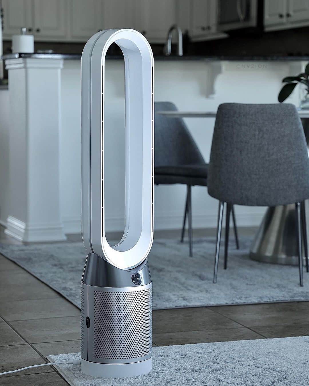 Dysonさんのインスタグラム写真 - (DysonInstagram)「Potentially harmful gases and allergens can be present in the air without us realising.  The Dyson Pure Cool™ purifying fan uses three sensors and a unique algorithm to sense and capture particle pollutants as small as 0.1 microns. It’s engineered to show what’s present in the air, far beyond what we can see and smell for ourselves. 📷 @nvzion #dyson #dysonhome #purifier #purifying #keepingcool #hometech #coolair #cooling」7月14日 18時26分 - dyson