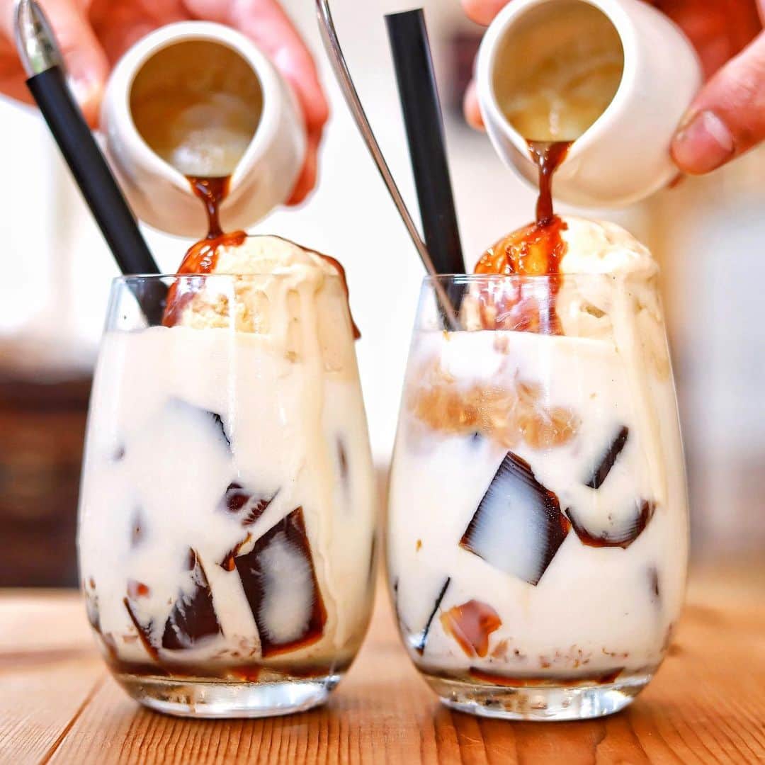 きょん。さんのインスタグラム写真 - (きょん。Instagram)「.  .  RIO COFFEE 神戸北野店 @riocoffeekobe  やっぱりね なんでも勢いって 大切だと思うの。  ゼリーラテにかける エスプレッソだって 遠慮なしにドバーッと いっちゃうタイプです。  たとえ溢れたって それもアートです。(きりっ)  #riocoffee#coffee#sweets #breakfast」7月14日 18時21分 - kyon_tokiiro