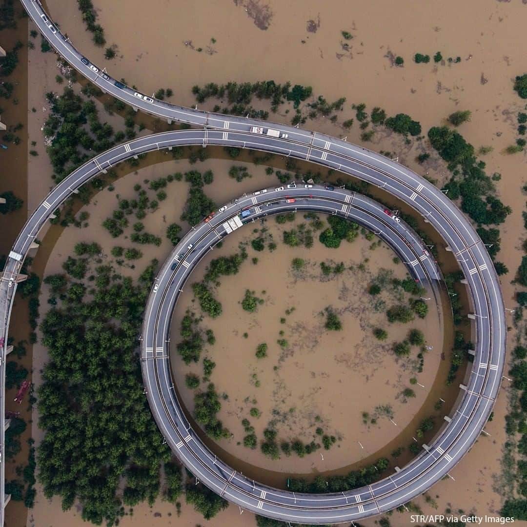 ABC Newsさんのインスタグラム写真 - (ABC NewsInstagram)「This aerial view shows a bridge leading to the inundated Tianxingzhou island, which is set to be a flood flowing zone to relieve pressure from the high level of water in Yangtze River, in Wuhan in China's central Hubei province. Various parts of China have been hit by continuous downpours since June, with the damage adding pressure to a domestic economy already hit by the coronavirus pandemic. #china #floods」7月14日 18時30分 - abcnews