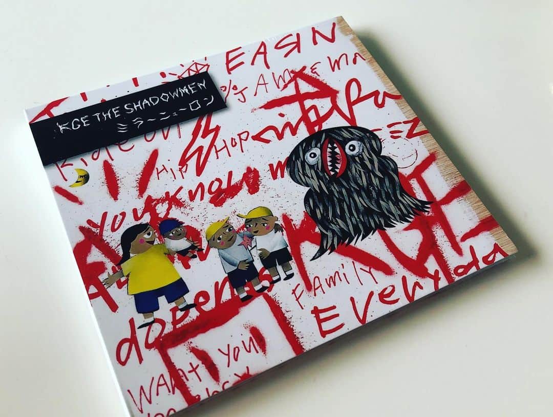 SONOMIのインスタグラム：「7/2に発売された KGE THE SHADOWMENのNEW ALBUMの5曲目に参加しています♫皆もう聴いてくれたかなー？？  今回参加した 「カオスの中のガラパゴス」という曲。 MARVIN GAYEのこちらの名盤（画像3枚目） I WANT YOUのジャケの中にいる 赤丸で囲った人になりきりリリックを描かせていただきました。 周りとは一人だけ違った様子の彼にフォーカスを当てるという 非常に面白いアイディアをいただき、 想像は現状から過去にまで及び 実は壮絶な人生を送っているのではないか… きっとクラブやライブに来ている人全員がHAPPYなわけじゃなく 色々な思いを抱いて来ているんだよな… などとても考えさせられました。 でも重たくなってしまうのも違うな…と思い、 HASSYさんの重厚なビートに相反して 聞いてクスッとするような コミカルでライトな内容に仕上げました🥳 この彼、無事に始発でお家まで帰れたかなぁ…  しかしながらこのアルバム本当に最高です‼️ ずーっとファンで 一緒にやってみたかったKGE君とこうして一曲交える事が出きた上に 客演やプロデュース陣も 憧れている人や好きな人だらけ。 こんなハイクオリティなアルバムに参加させていただき本当に嬉しい😢 KGE君ありがとう‼️‼️ #kgetheshadowmen #sonomi」