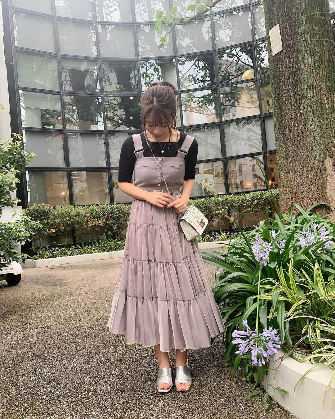 石倉侑芽さんのインスタグラム写真 - (石倉侑芽Instagram)「コーディネート👗💓 . この日は、ちょっと大人な色合いコーデ🌟 @redyazel のワンピースが主役🎉 今年っぽいティアードデザインで、 グレーのシフォンが可愛い☺️💓 一目惚れして即買いしたワンピです💫 . お家にあった黒トップス合わせて サンダルは @zara  バッグは @furla  . たまにはこういう色合いも着たくなる💓 大好きなバーガンディ系のメイクが映える💄 . #ゆめちんコーデ#レディアゼル#ワンピース#コーディネート #ワンピースコーデ#シルバーサンダル#ティアードワンピース #coordinate#redyazel#wear#ootd#fashion」7月14日 18時39分 - yume8115