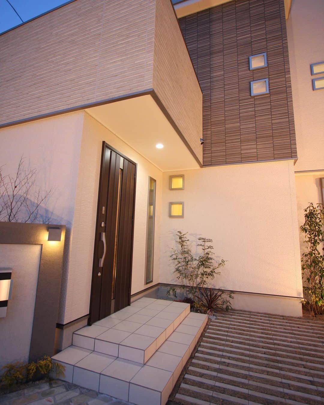 京都建物のインスタグラム：「＼黄昏外観／﻿ ﻿ これからの時期はお仕事帰りのタイミングが黄昏時になるのではないでしょうか？✳︎﻿ ﻿ 毎日帰るおうちが美しくライティングに包まれていたら、、、﻿ 一日の疲れも癒されそう。﻿ ﻿ 癒されるおうちを京都建物と一緒つくりませんか？？﻿ ﻿ ﻿ ギャラリーページはホームページからチェック頂けます◎﻿ ■トップページのURLをクリック■﻿ ﻿ 【あなたの家それは世界で一番素敵な場所】﻿ ---------------------﻿ more phots...👉@kyototatemono_﻿ ---------------------﻿ ﻿ 地震に強く、夏は涼しく、冬は暖かくて住み心地の良い、おしゃれな #マイホーム を建てたい！﻿ 今の住まいを自分の好みに建て替えたい！﻿ そんな方は、ぜひ#京都建物　にご相談下さい ↓プロフィール欄からHPに移動できます。﻿ ---------------------﻿ @kyototatemono_﻿ ---------------------﻿ ﻿ ﻿ ﻿ #京都建物 ﻿ #京都建物株式会社﻿ #注文住宅 ﻿ #自由設計 ﻿ #京都新築﻿ #宇治新築﻿ #京田辺新築 ﻿ #城陽新築﻿ #宇治分譲地﻿ #新築分譲地﻿ #宇治市﻿ #子育て ﻿ #住まい ﻿ #新築 ﻿ #新築一戸建て ﻿ #暮らし ﻿ #ナチュラル ﻿ #工務店 ﻿ #マイホーム計画﻿ #家づくり ﻿ #インテリア ﻿ #黄昏時 #京都工務店﻿ #京都分譲地 ﻿ #外観デザイン﻿ #宇治工務店」