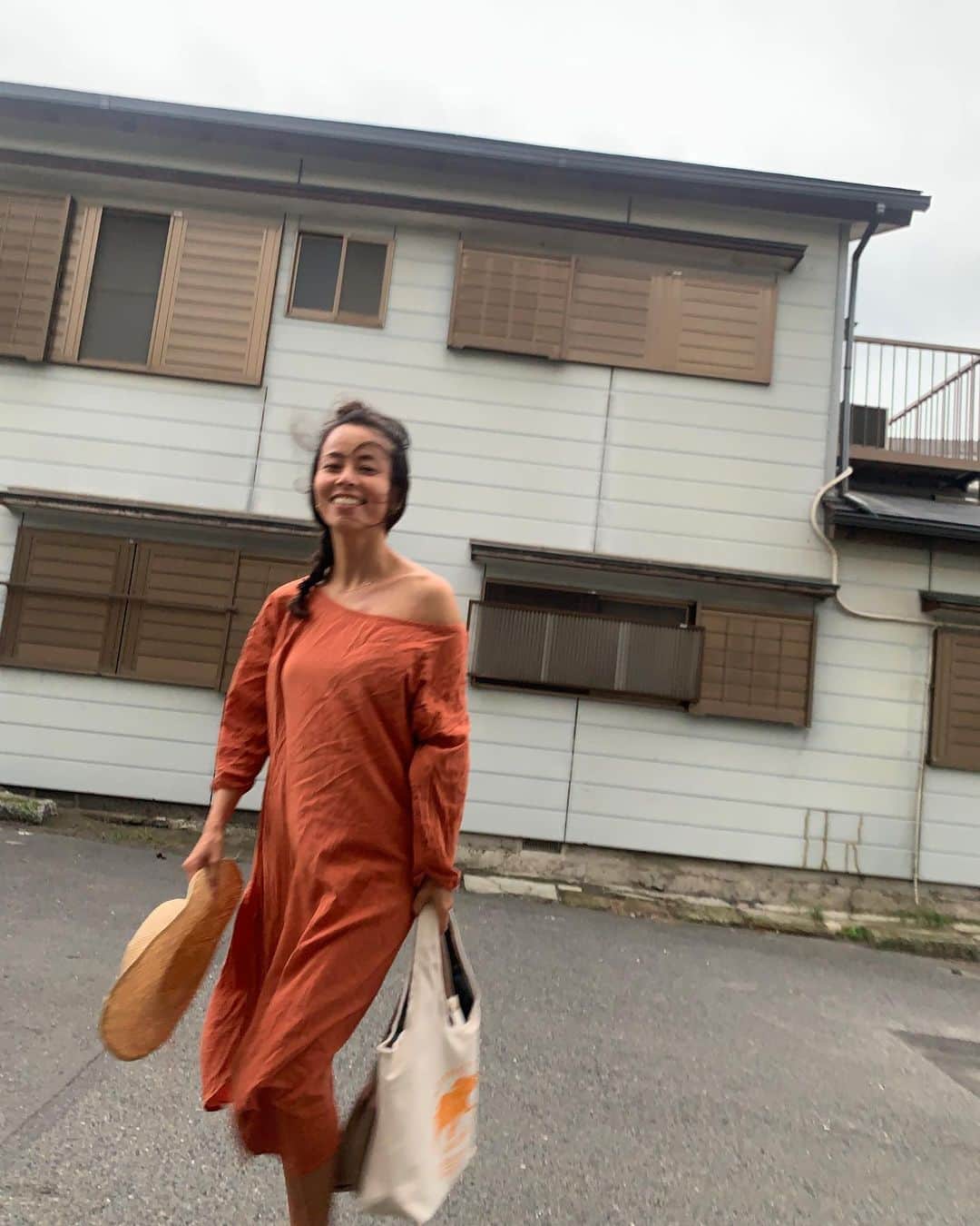渋木さやかのインスタグラム：「私「写真撮って〜」 息子「うん、いいよ、iPadとママの携帯とどっちがいい？」 ⠀ 「ママいーね♡似合ってるよ♡」って写真撮りながら、 もうすぐ4才の息子が言い出しました.  ⠀ 彼氏感というのか、女心掴まれるんだよなぁ笑 ⠀ このエコBAG @huntingworld_official  オーガニックコットンと再生ポリエステルで出来ていて、2008年から売り上げの一部がボルネオ島の生物多様性保全活動の支援に使われているんだって. ⠀ どこかの人や地球と繋がってるBagって、なんかいい👍 これがほんとのエコバッグや〜⤴️⠀ (最近、スーパー行く時のお供です) ⠀ ⠀ ワンピース: @glassysea_official  Bag @huntingworld_official」