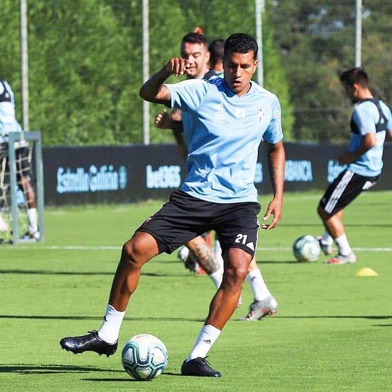 セルタ・デ・ビーゴさんのインスタグラム写真 - (セルタ・デ・ビーゴInstagram)「@jeisonmurillo01 🔥⚽️  . #CeltaLevante #Murillo #TrainingDay」7月14日 18時51分 - rccelta