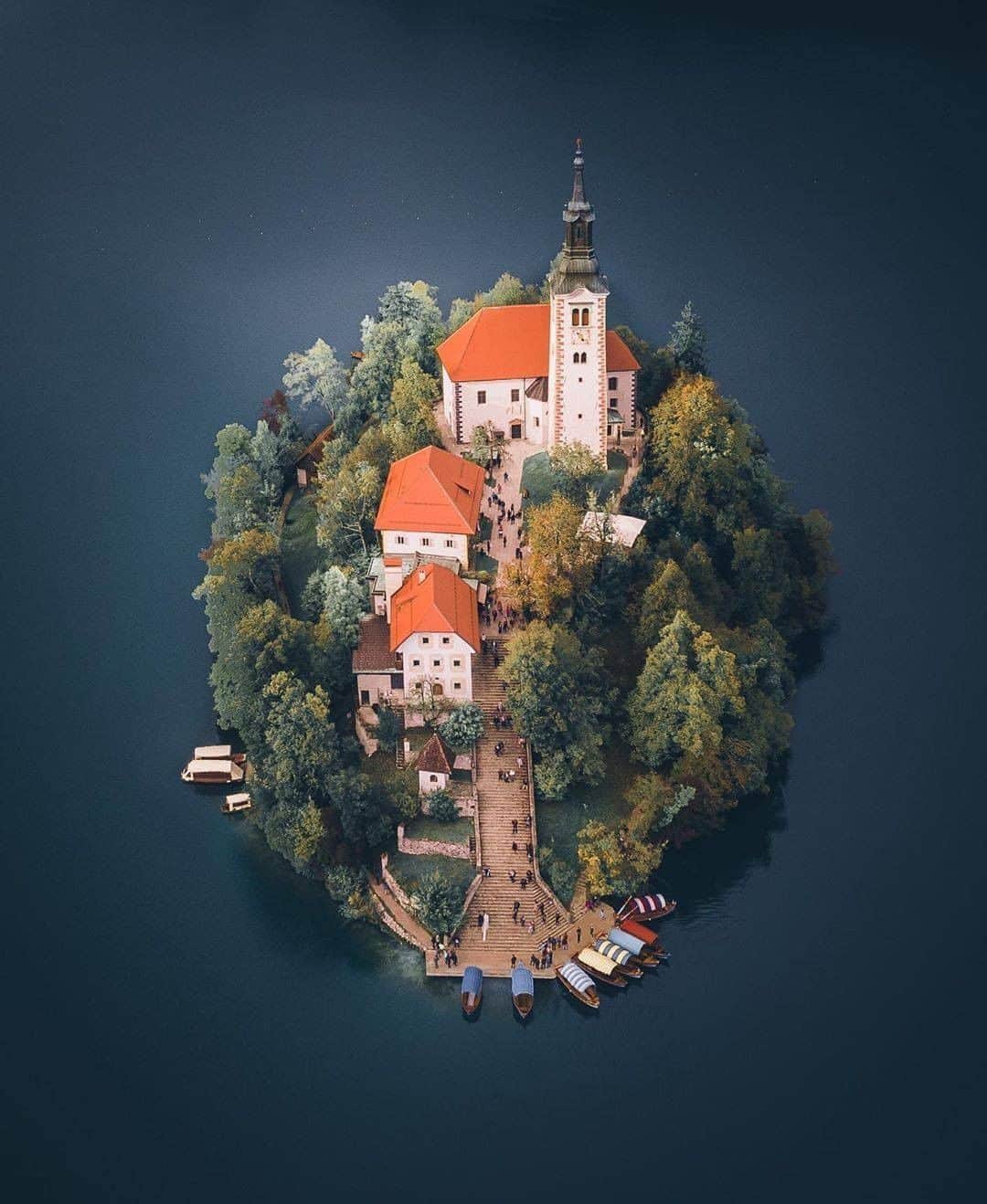 Discover Earthさんのインスタグラム写真 - (Discover EarthInstagram)「"Memories from Slovenia." Who's ever been ? These pictures are from the lake that surrounds Bled Island (Blejski otok). The island has several buildings, the main one being the pilgrimage church dedicated to the Assumption of Mary. 🇸🇮 #discoverslovenia  with @airpixels   #slovenia #island #islandlife #church #bledisland #lake #fog #boatlife」7月14日 19時00分 - discoverearth