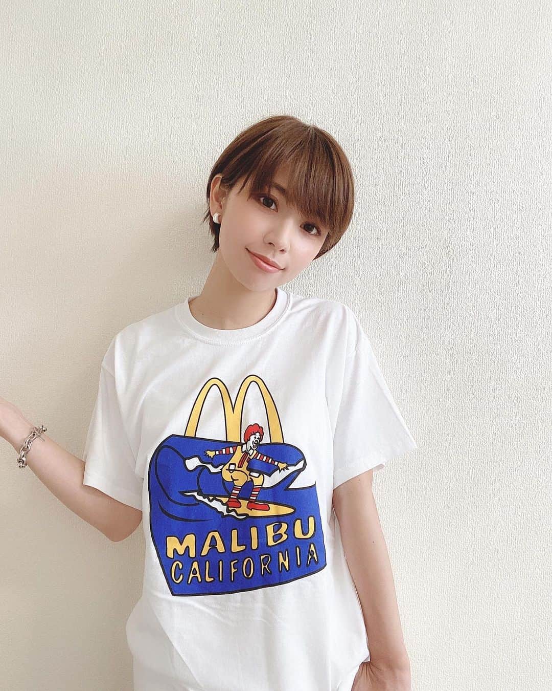 のインスタグラム：「． サーフィンしてるドナルドが可愛い マクドナルド マリブ店限定のお土産Tシャツ🏄‍♂️🏝 @jalana_onlineshop アウトドアのときはこれくらい遊び心ある服の方が楽しい😆☀️ ． #PR #jalana #Tシャツ #code #ootd」