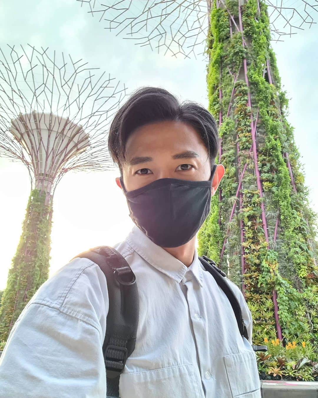 デスモンド・タンのインスタグラム：「Gardens by the Bae! 😜 Singapore is so beautiful! 🇸🇬 今早到滨海湾花园吸收养分当花美男~ 呵呵! 好久没这样在外头看早晨的太阳了，好舒服! 新加坡好美!」