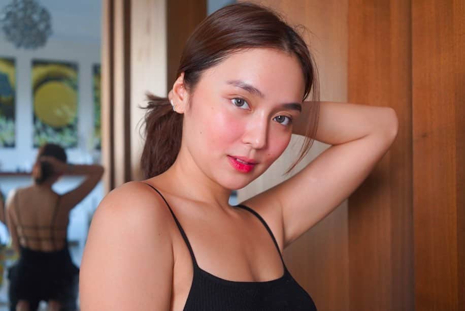 Kathryn Bernardoさんのインスタグラム写真 - (Kathryn BernardoInstagram)「It's no secret that I love my #KathXHappySkin tints! Today, I'm wearing “breathe”. 💋 What's your fave shade? Don't miss out on the chance to get my Kiss & Bloom water tints for 10% OFF on Lazada's Bounce Back sale! We've got many more Generation Happy Skin deals waiting for you. Check out @happyskin_ph on Lazada from July 14-15!	✨ (P.S. Swipe left and spot my new go-to photographer this quarantine! 😂) @littlelhexine25」7月14日 18時53分 - bernardokath