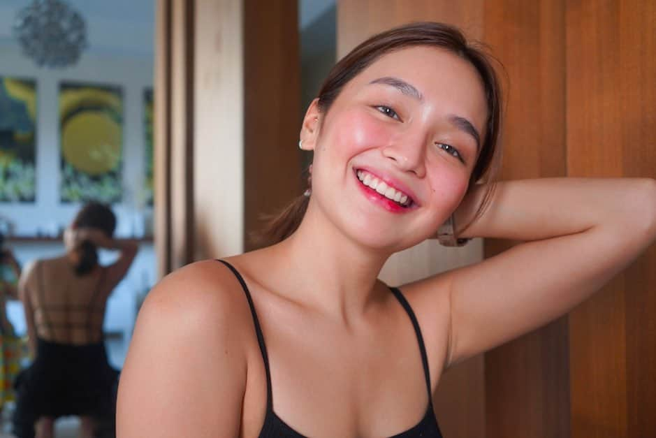 Kathryn Bernardoさんのインスタグラム写真 - (Kathryn BernardoInstagram)「It's no secret that I love my #KathXHappySkin tints! Today, I'm wearing “breathe”. 💋 What's your fave shade? Don't miss out on the chance to get my Kiss & Bloom water tints for 10% OFF on Lazada's Bounce Back sale! We've got many more Generation Happy Skin deals waiting for you. Check out @happyskin_ph on Lazada from July 14-15!	✨ (P.S. Swipe left and spot my new go-to photographer this quarantine! 😂) @littlelhexine25」7月14日 18時53分 - bernardokath