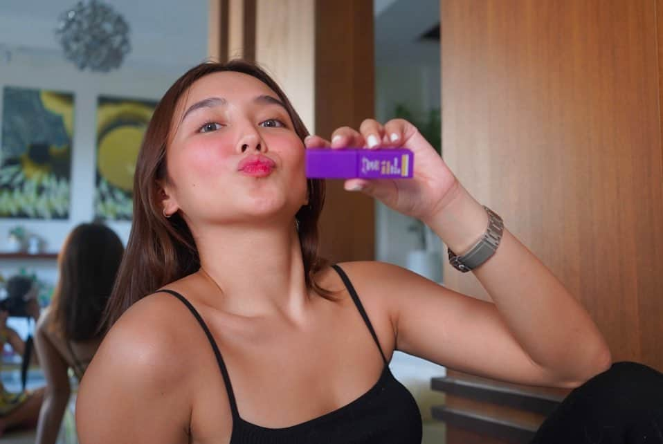 Kathryn Bernardoさんのインスタグラム写真 - (Kathryn BernardoInstagram)「It's no secret that I love my #KathXHappySkin tints! Today, I'm wearing “breathe”. 💋 What's your fave shade? Don't miss out on the chance to get my Kiss & Bloom water tints for 10% OFF on Lazada's Bounce Back sale! We've got many more Generation Happy Skin deals waiting for you. Check out @happyskin_ph on Lazada from July 14-15!	✨ (P.S. Swipe left and spot my new go-to photographer this quarantine! 😂) @littlelhexine25」7月14日 18時53分 - bernardokath