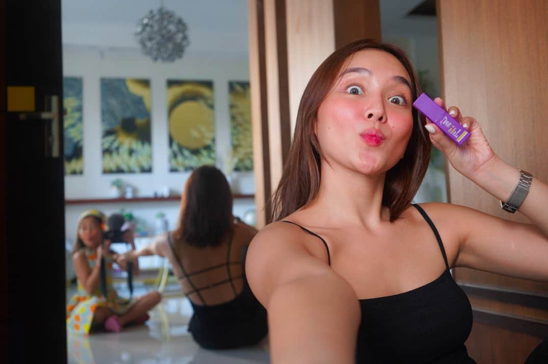 Kathryn Bernardoさんのインスタグラム写真 - (Kathryn BernardoInstagram)「It's no secret that I love my #KathXHappySkin tints! Today, I'm wearing “breathe”. 💋 What's your fave shade? Don't miss out on the chance to get my Kiss & Bloom water tints for 10% OFF on Lazada's Bounce Back sale! We've got many more Generation Happy Skin deals waiting for you. Check out @happyskin_ph on Lazada from July 14-15!	✨ (P.S. Swipe left and spot my new go-to photographer this quarantine! 😂) @littlelhexine25」7月14日 18時53分 - bernardokath