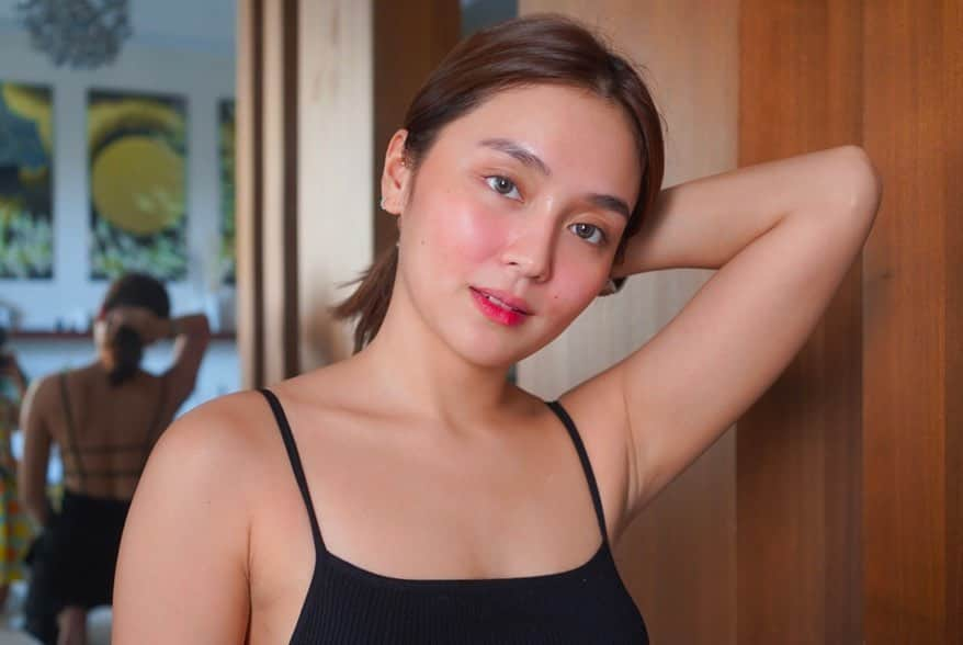 Kathryn Bernardoさんのインスタグラム写真 - (Kathryn BernardoInstagram)「It's no secret that I love my #KathXHappySkin tints! Today, I'm wearing “breathe”. 💋 What's your fave shade? Don't miss out on the chance to get my Kiss & Bloom water tints for 10% OFF on Lazada's Bounce Back sale! We've got many more Generation Happy Skin deals waiting for you. Check out @happyskin_ph on Lazada from July 14-15!	✨ (P.S. Swipe left and spot my new go-to photographer this quarantine! 😂) @littlelhexine25」7月14日 18時53分 - bernardokath