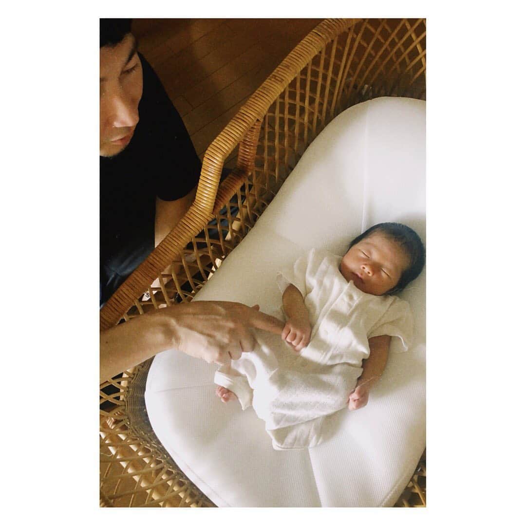 野尻美穂のインスタグラム：「会えたのは産まれた瞬間の多分1分くらいのみで、やっとやっと抱っこ出来たまさゆきくん😌 そして自宅の快適さにご満悦のひなたん👶🏻良かったねぇ〜🥚長かったねぇ〜😭💛 #babygirl #生後7日経ってやっとパパに抱っこ 着てる服は無印で買ったやつ😌 #ひなたん通信」