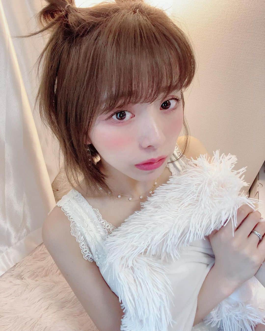 のインスタグラム：「ひたすらに体が 重い一週間😩♡ がんばる♡🍬 ・ #七月 #summer #夏 #ナイトブラ #くまさん #くま #ショートヘア #へああれんじ #ぴんく  #インスタグラビア #ランジェリー  #japan #japanesegirl #美白ケア  #イチナナライバー #イチナナ #me #nightparty #Night #セルスタグラム #マショマロボディ #アッシュベージュ  #ノースリーブ #レーストップス #パール  #ピンクメイク」