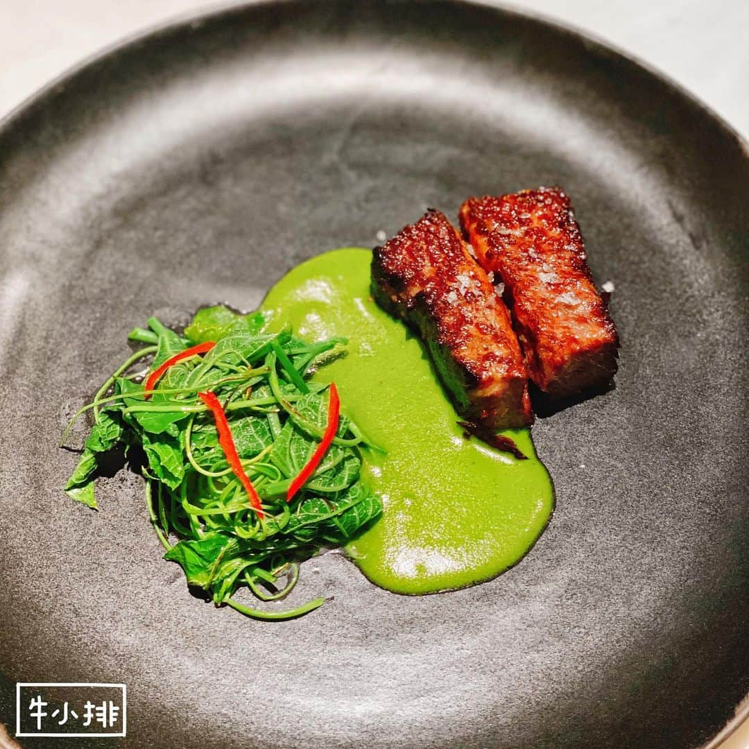 4foodie, for foodieさんのインスタグラム写真 - (4foodie, for foodieInstagram)「📍️Taipei, Taiwan Coast / Tasting Menu / $2280 美味程度：🌕🌕🌕🌕🌗 環境衛生：🌕🌕🌕🌕🌕 服務態度：🌕🌕🌕🌕🌕 再訪意願：🌕🌕🌕🌕🌕 💡補充💡總共9道菜，以海鮮與台灣在地食材發揮，充滿濃郁的泰式香氣，以鰹魚與西瓜小點開始，再來紅甘、干貝、泰國蝦、長尾濱鯛、牛小排、荔枝、芒果做結尾🥰整體特色鮮明，我個人非常喜歡紅甘與干貝這兩道菜，非常開胃👍🏻整體套餐吃下來的感覺非常清爽，海鮮料理得相當精緻，同時還有wine pairing與無酒精的tea pairing 做搭配，非常有趣😊恭喜 Chef Richie攜手 Chef Ian大弟子Chef Jessada 開新餐廳🔥🔥🔥已經是第四間餐廳了！恭喜Richie🎉🎉🎉🎉心中第一名主廚🥇 🗺台北市中山北路二段39巷3號B2 🚇捷運中山站3號出口 🍽2020.07.03到訪用餐 #4foodieforfoodie #4foodieluxe #4foodie晶華酒店 #coast #4foodie中山站 #中山美食 #晶華酒店 #finedining #4foodieintaipei #taipeifood ©️版權所有，不得轉載copyrights reserved」7月14日 19時01分 - 4foodie