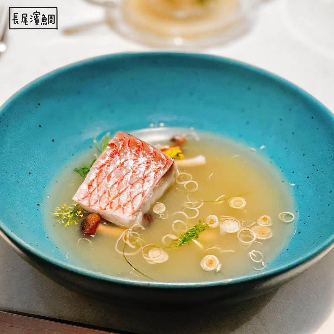 4foodie, for foodieさんのインスタグラム写真 - (4foodie, for foodieInstagram)「📍️Taipei, Taiwan Coast / Tasting Menu / $2280 美味程度：🌕🌕🌕🌕🌗 環境衛生：🌕🌕🌕🌕🌕 服務態度：🌕🌕🌕🌕🌕 再訪意願：🌕🌕🌕🌕🌕 💡補充💡總共9道菜，以海鮮與台灣在地食材發揮，充滿濃郁的泰式香氣，以鰹魚與西瓜小點開始，再來紅甘、干貝、泰國蝦、長尾濱鯛、牛小排、荔枝、芒果做結尾🥰整體特色鮮明，我個人非常喜歡紅甘與干貝這兩道菜，非常開胃👍🏻整體套餐吃下來的感覺非常清爽，海鮮料理得相當精緻，同時還有wine pairing與無酒精的tea pairing 做搭配，非常有趣😊恭喜 Chef Richie攜手 Chef Ian大弟子Chef Jessada 開新餐廳🔥🔥🔥已經是第四間餐廳了！恭喜Richie🎉🎉🎉🎉心中第一名主廚🥇 🗺台北市中山北路二段39巷3號B2 🚇捷運中山站3號出口 🍽2020.07.03到訪用餐 #4foodieforfoodie #4foodieluxe #4foodie晶華酒店 #coast #4foodie中山站 #中山美食 #晶華酒店 #finedining #4foodieintaipei #taipeifood ©️版權所有，不得轉載copyrights reserved」7月14日 19時01分 - 4foodie