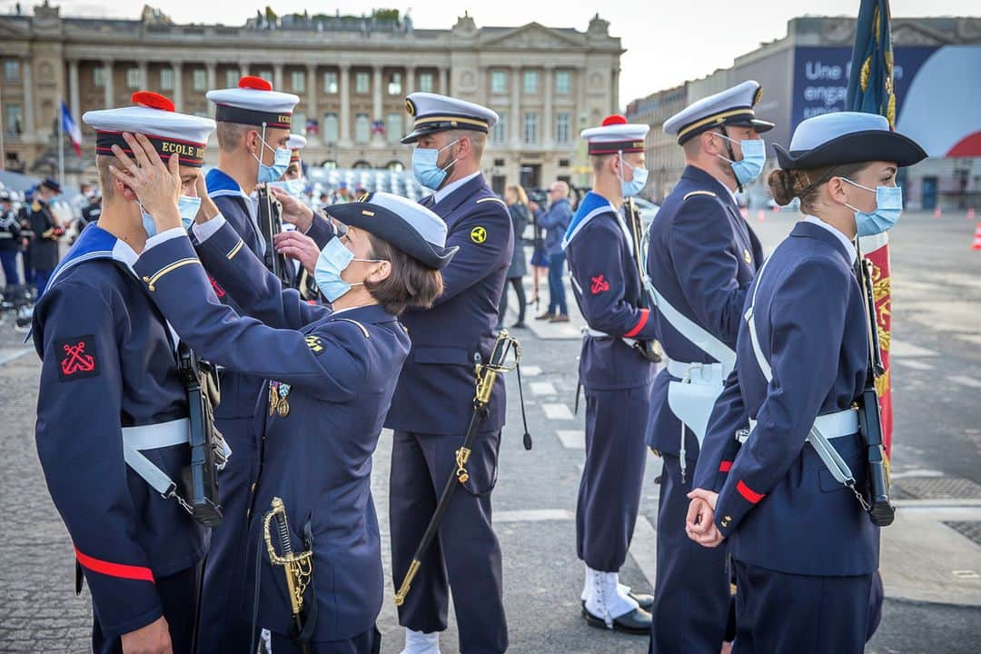 ルモンドさんのインスタグラム写真 - (ルモンドInstagram)「Le traditionnel défilé des armées à Paris, pour la fête nationale du 14-Juillet, est remplacé mardi par une cérémonie au format réduit, qui met à l’honneur les militaires et civils mobilisés pendant la crise sanitaire. Présidée par Emmanuel Macron, elle a pour thème « une nation engagée, unie et solidaire ». L’événement, qui rassemble d’habitude une foule compacte, n'est pas ouvert au public, mais retransmis à la télévision.⁣ Transport de masques, protection de sites sensibles, appui sanitaire : de multiples unités militaires qui ont œuvré dans la lutte contre le coronavirus au sein de l’opération Résilience, lancée le 25 mars par le président de la République depuis Mulhouse, seront mises en avant. La cérémonie s’achèvera par un hommage plus large aux soignants, au son de la Marseillaise. La Patrouille de France réalisera un second passage exceptionnel en leur honneur.⁣ Dans les gradins, 2 500 invités, dont 1 400 représenteront les Français en première ligne pendant l’épidémie : soignants, familles de soignants morts du Covid-19, enseignants, caissiers, agents funéraires, policiers, gendarmes, pompiers, salariés d’usines de masques ou de tests.⁣ -⁣ Les troupes se préparent à la cérémonie militaire de la fête nationale sur la place de la Concorde, à Paris, mardi 14 juillet. Photos : Jean-Claude Coutausse (@coutausse) #PourLeMonde⁣ -⁣ #14juillet」7月14日 18時58分 - lemondefr