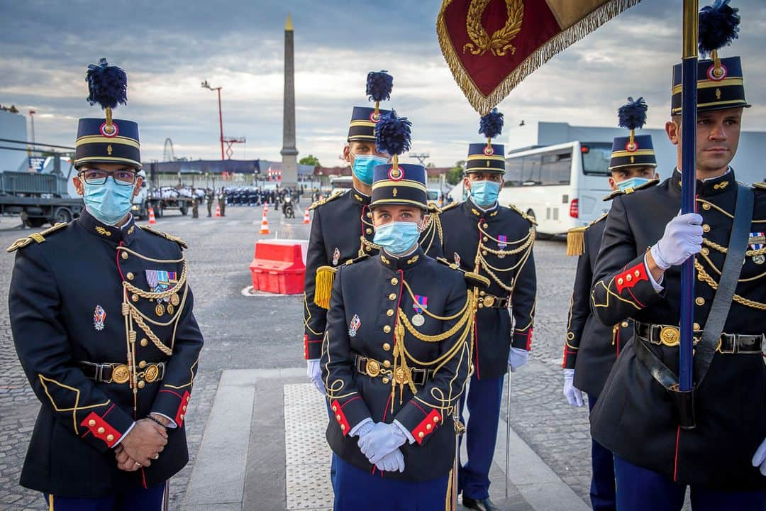 ルモンドさんのインスタグラム写真 - (ルモンドInstagram)「Le traditionnel défilé des armées à Paris, pour la fête nationale du 14-Juillet, est remplacé mardi par une cérémonie au format réduit, qui met à l’honneur les militaires et civils mobilisés pendant la crise sanitaire. Présidée par Emmanuel Macron, elle a pour thème « une nation engagée, unie et solidaire ». L’événement, qui rassemble d’habitude une foule compacte, n'est pas ouvert au public, mais retransmis à la télévision.⁣ Transport de masques, protection de sites sensibles, appui sanitaire : de multiples unités militaires qui ont œuvré dans la lutte contre le coronavirus au sein de l’opération Résilience, lancée le 25 mars par le président de la République depuis Mulhouse, seront mises en avant. La cérémonie s’achèvera par un hommage plus large aux soignants, au son de la Marseillaise. La Patrouille de France réalisera un second passage exceptionnel en leur honneur.⁣ Dans les gradins, 2 500 invités, dont 1 400 représenteront les Français en première ligne pendant l’épidémie : soignants, familles de soignants morts du Covid-19, enseignants, caissiers, agents funéraires, policiers, gendarmes, pompiers, salariés d’usines de masques ou de tests.⁣ -⁣ Les troupes se préparent à la cérémonie militaire de la fête nationale sur la place de la Concorde, à Paris, mardi 14 juillet. Photos : Jean-Claude Coutausse (@coutausse) #PourLeMonde⁣ -⁣ #14juillet」7月14日 18時58分 - lemondefr