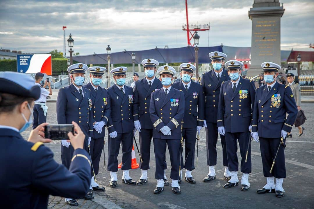 ルモンドさんのインスタグラム写真 - (ルモンドInstagram)「Le traditionnel défilé des armées à Paris, pour la fête nationale du 14-Juillet, est remplacé mardi par une cérémonie au format réduit, qui met à l’honneur les militaires et civils mobilisés pendant la crise sanitaire. Présidée par Emmanuel Macron, elle a pour thème « une nation engagée, unie et solidaire ». L’événement, qui rassemble d’habitude une foule compacte, n'est pas ouvert au public, mais retransmis à la télévision.⁣ Transport de masques, protection de sites sensibles, appui sanitaire : de multiples unités militaires qui ont œuvré dans la lutte contre le coronavirus au sein de l’opération Résilience, lancée le 25 mars par le président de la République depuis Mulhouse, seront mises en avant. La cérémonie s’achèvera par un hommage plus large aux soignants, au son de la Marseillaise. La Patrouille de France réalisera un second passage exceptionnel en leur honneur.⁣ Dans les gradins, 2 500 invités, dont 1 400 représenteront les Français en première ligne pendant l’épidémie : soignants, familles de soignants morts du Covid-19, enseignants, caissiers, agents funéraires, policiers, gendarmes, pompiers, salariés d’usines de masques ou de tests.⁣ -⁣ Les troupes se préparent à la cérémonie militaire de la fête nationale sur la place de la Concorde, à Paris, mardi 14 juillet. Photos : Jean-Claude Coutausse (@coutausse) #PourLeMonde⁣ -⁣ #14juillet」7月14日 18時58分 - lemondefr