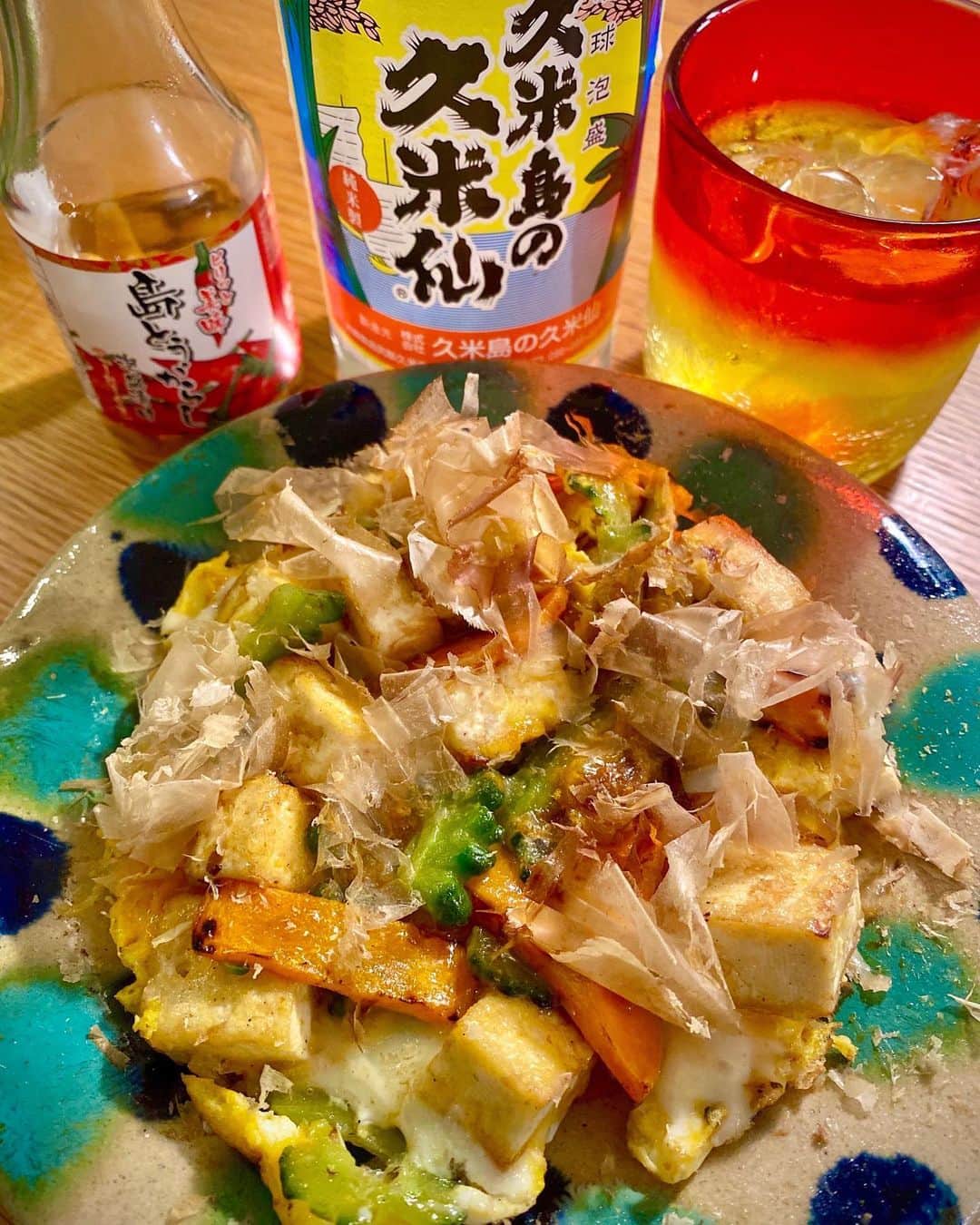クボタマサヒコのインスタグラム：「今夜は沖縄気分。 泡盛が美味しい季節さ〜  noteに作り方あげました。 スキレット使って簡単にできるやつです。 プロフィールリンクからどうぞー☝︎  #レシピ #自炊 #うちごはん #沖縄料理 #ゴーヤー チャンプルー #泡盛 #久米島の久米仙 #okinawa #クボタ食堂」
