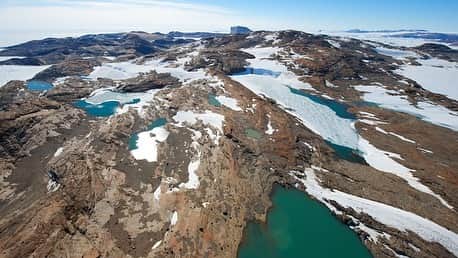 セイコーさんのインスタグラム写真 - (セイコーInstagram)「セイコー プロスペックス LXラインより、セイコーダイバーズウオッチの起源とも言える南極から着想を得た数量限定モデルが登場。 昭和基地から約55kmの位置にある「スカルブスネス」と呼ばれる露岩地帯「スカルブスネス」付近の水中に見られる苔と藻が作り出す尖塔状の森をダイヤルパターンで表現した、高い審美性を持つ特別なモデルです。 南極の水中という極限の状況にあって長い年月をかけて形成される苔と藻による神秘の森は、幻想的な佇まいの中に生命の力強さを感じられる植物群は発見者たちから「コケボウズ」と呼ばれ、南極の湖底にひっそりと佇んでいます。このコケボウズは1種の植物によって出来上がったのではなく、苔と複数の藻類、バクテリアが共存することで形作られていることが判明しています。地球が生んだ神秘的な情景からインスピレーションを受け、今回の数量限定モデルでは群生するコケボウズをダイヤルパターンで表現しました。  SBDB039 693,000 円(税込) (税抜 630,000 円) 数量限定500本  #sbdb039 #seiko #prospex #seikoprospex #lxline #watch #watches #springdrive #セイコー #プロスペックス #5r65 #スプリングドライブ #diverswatch #limitededition @seiko_sports」7月14日 19時10分 - seikowatchjapan