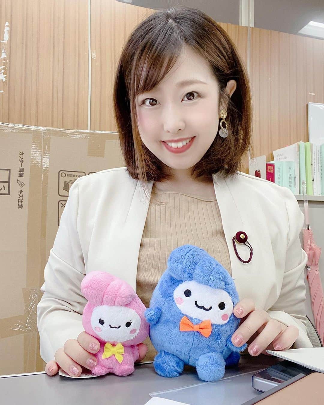 夏目亜季のインスタグラム：「【本日発売の雑誌『金のEX』next美女コーナーに出てます】  こんばんは。 本日は委員会でした。  気圧もあって朝から体がすごく だるオモですが、皆もそうなのかな。 3-5中半ばまでは花粉症でずっと鼻炎。 この時期は梅雨でひったすら体が思うように動かない。 寝ても寝てもしんどいです。 そうじゃない日ももちろんありますが 今日のような天候だとかなりつらいですね。 全身性エリテマトーデスの皆さんもかなりダルオモ報告をみかけますが、ともに頑張ろう💪  委員会では、監査報告について議論しました。 私は国保の滞納繰越、不能欠損について少しでも少額にするよう質疑しました。 蓄積された2.6億円はやはり区から払っているのできっちり厳しく回収出来るようにしていただきたいものです。 国保での歳入はそれでも多くありますがあるはずのものが滞納で区が何億も持ち出さなければならないというのはいかがなもんか。  委員会後は区役所でカレーを食べました。 330円でコスパも良くおいしい。 今日は雨なので都電に乗って帰ったのですが 都会の中とは思えない無人駅のような景色に癒されました。 ここがどこかわかったアナタは『荒川マニア』もしくは『夏目亜季ヲタク』です（笑） Twitterでは3分の1が正解なのでさすがです、こんなマニアックなな場所なのに。  今年はラストのゆるキャラグランプリもあら坊あらみぃがエントリーしています。 毎日投票よろしくお願いします！  #荒川区　#都電　#荒川区役所 #荒川区議会議員 #ベージュコーデ #白スーツ  #都電荒川線 #国保　#全身性エリテマトーデス #ヘルプマーク」