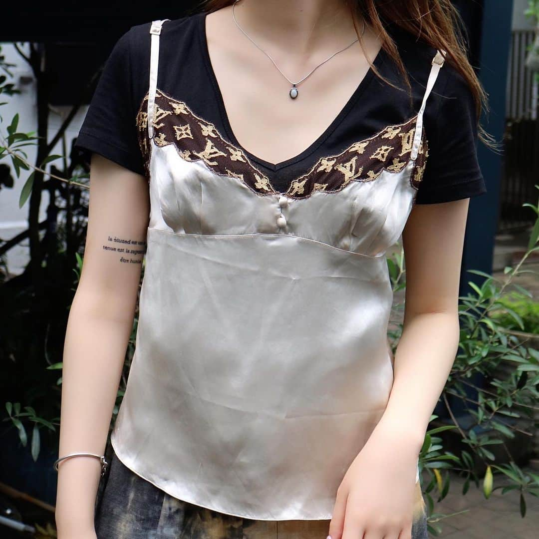 Vintage Brand Boutique AMOREさんのインスタグラム写真 - (Vintage Brand Boutique AMOREInstagram)「Louis Vuitton silk camisole in size 36.  This item is not available on the online store but we accept orders by direct message.  Please DM us if you are interested in the item!  ▶︎Free Shipping Worldwide✈️ info@amorevintagetokyo.com  #ヴィンテージ #ルイヴィトン  #ヴィンテージルイヴィトン #ヴィンテージブランドブティック #アモーレ #アモーレトーキョー #表参道 #青山 #東京 #louisvuitton #vintage #vintagelouisvuitton #hermesvintage#amoretokyo  #amorevintage #vintageshop」7月14日 19時18分 - amore_tokyo