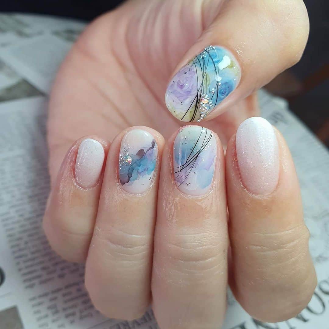 Yingさんのインスタグラム写真 - (YingInstagram)「Omakase abstract watercolour art  Base colour is PREGEL Pale White, with art done with watercolours. Fine black lines done in seconds using Kimagure Spider Gel in Black. Hint of silver glitter using PREGEL Diamond Silver. Ombre nails done with PREGEL Tulle Grege as the base, with Base White, White and Shine Effect for the ombre. Items can be purchased at @nailwonderlandsg 🤗 . . . 🛒 www.nailwonderland.com⁣⁣ 📍20A Penhas Road, Singapore 208184⁣⁣ (5 minutes walk from Lavender MRT)⁣⁣ .  I am currently only able to take bookings from my existing pool of customers. If I have slots available for new customers, I will post them on my IG stories. Thank you to everyone who likes my work 🙏 if you need your nails done, please consider booking other artists at @thenailartelier instead ❤  #ネイルデザイン  #ネイルアート #ネイル #ジェルネイル #nailart #네일아트 #pregel #プリジェル #nails #gelnails #sgnails」7月14日 19時19分 - nailartexpress