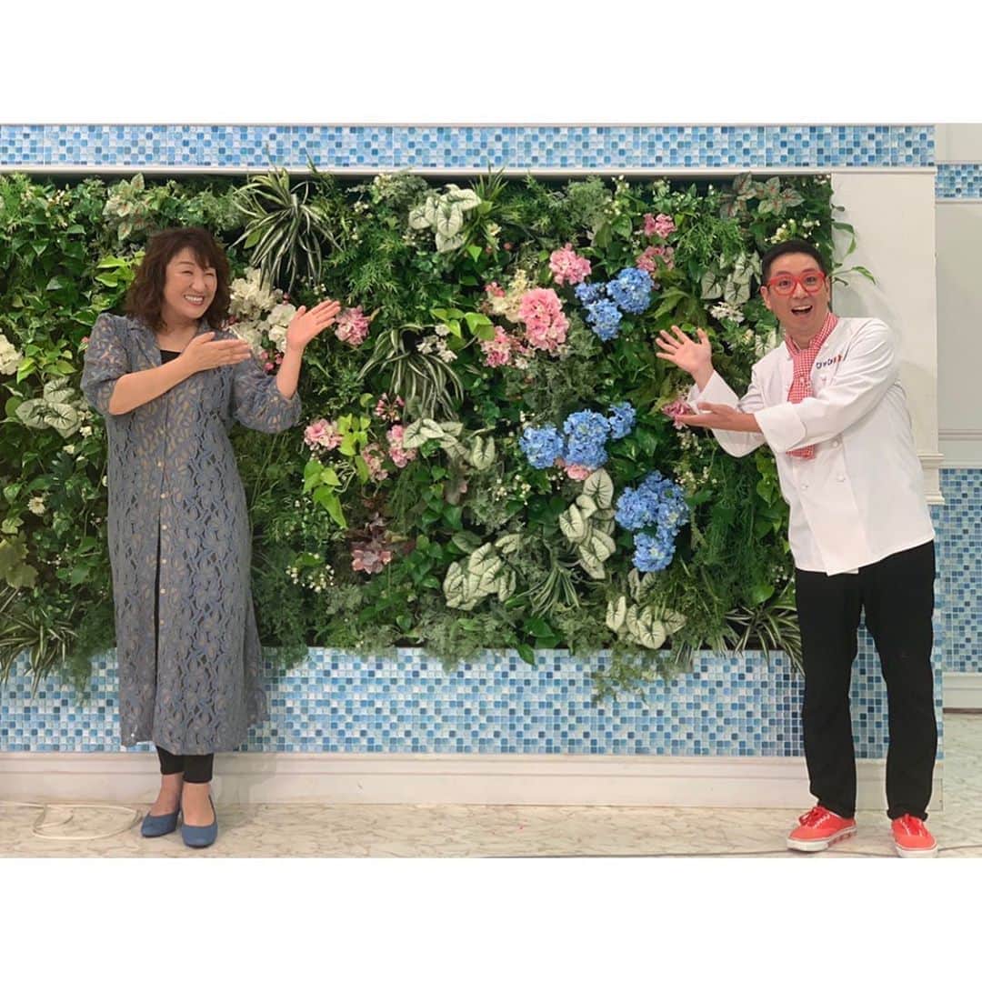 クック井上。さんのインスタグラム写真 - (クック井上。Instagram)「昨日のNHK『#あさイチ』料理コーナー 「#みんなごはんだよ」ご覧くださった方々、ありがとうございました！ 料理コーナー芸人初登場、『誰もが炒め物名人になれる方法＆炒め人生が変わるコツ』ご紹介しました。  【〝#重ね蒸し〟〝#料理酒オイル〟で、プロ顔負けのシャキシャキ炒め物！】 https://ameblo.jp/twinkle4416/entry-12610397729.html 料理コーナーでは、こんなにFAX来るの珍しいってくらい来たらしく、急遽、番組終了間際に再度出演の巻。 反響、かなり＆相当＆めちゃ＆スーパー有難し、大感謝。  フォロワー数210万超の【NHK広報局】のtwitterが、僕のレシピをつぶやいてくれてるのも胸熱！ https://twitter.com/nhk_pr/status/1282580703406895104?s=21 通常、コロナ情報や災害情報、番組の告知しかしていないアカウントが、僕の『#万能調味料・料理オイル＆炒め物の極意』に注目してくださった事に大感謝。  あと、料理中に少しだけですが、北斗晶さんとプロレストークやら、僕が大学の時、佐々木健介さんが出ていた『UWFインター×新日本プロレス』の試合のグッズの売り子のバイトした話やらできて、テンション爆上がりでした！  北斗晶さんのノーザンライトボム、くらったら死ぬ。  #博多華丸大吉 さん #北斗晶 さん #近江友里恵 アナ #生放送 #料理 #レシピ #料理芸人 #町中華 #野菜炒め #肉野菜炒め #野菜 #料理酒 #中華 #炒め物 #中華料理 #野菜ソムリエ #アスリートフードマイスター #フードコーディネーター #食育インストラクター #こども成育インストラクター #料理男子 #料理研究家 #クック井上。」7月14日 19時16分 - cook_inoue
