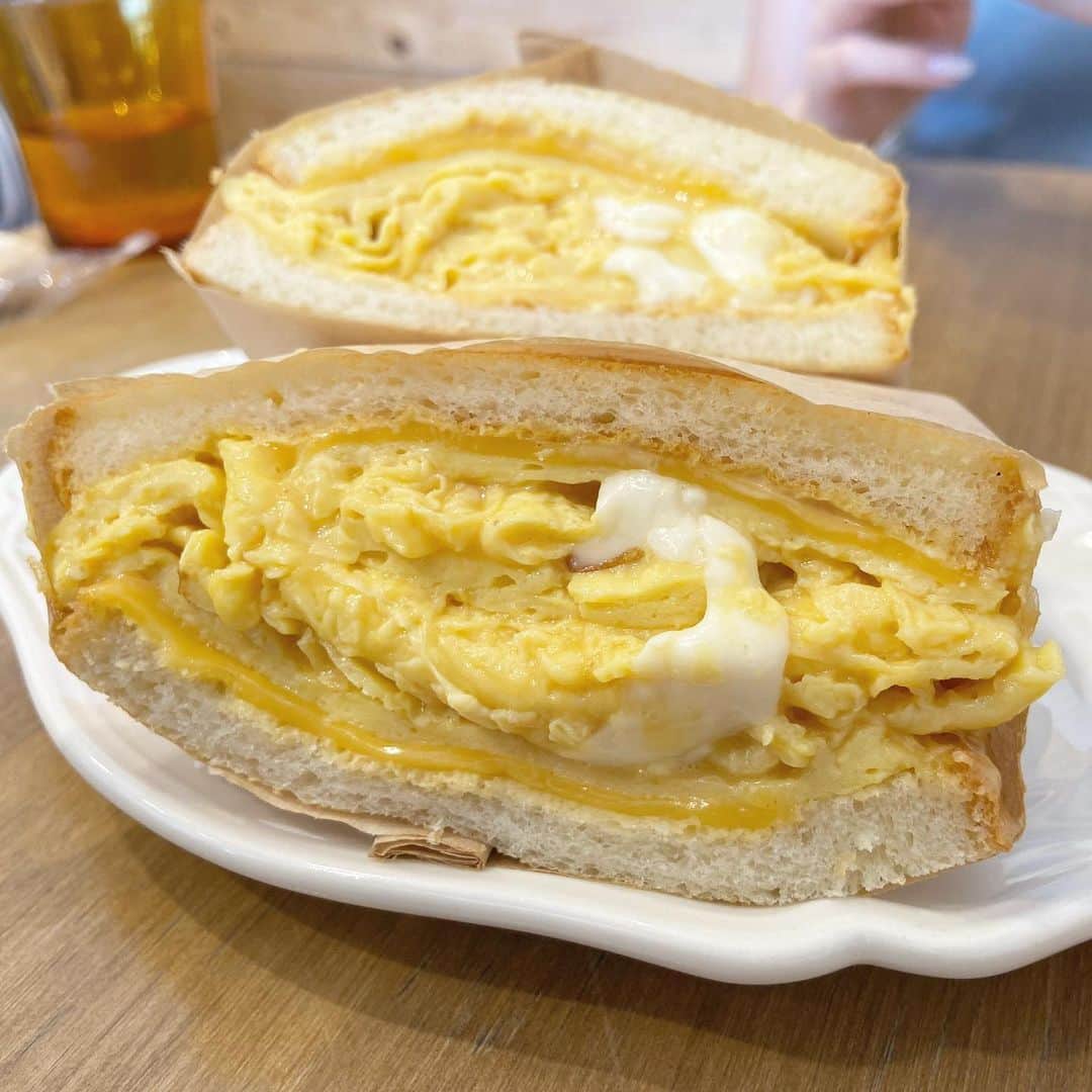 MAYUMIさんのインスタグラム写真 - (MAYUMIInstagram)「🍞 * ここのオムレツサンドが大好きなんです♡ 3枚目見て…とろっとろ🥺 #断萌え チェダーとモッツァレラ、2種類の チーズも入ってます。んまぁ♡ * #つばめパン #尼ヶ坂 #名古屋カフェ」7月14日 19時16分 - mayumiii0305