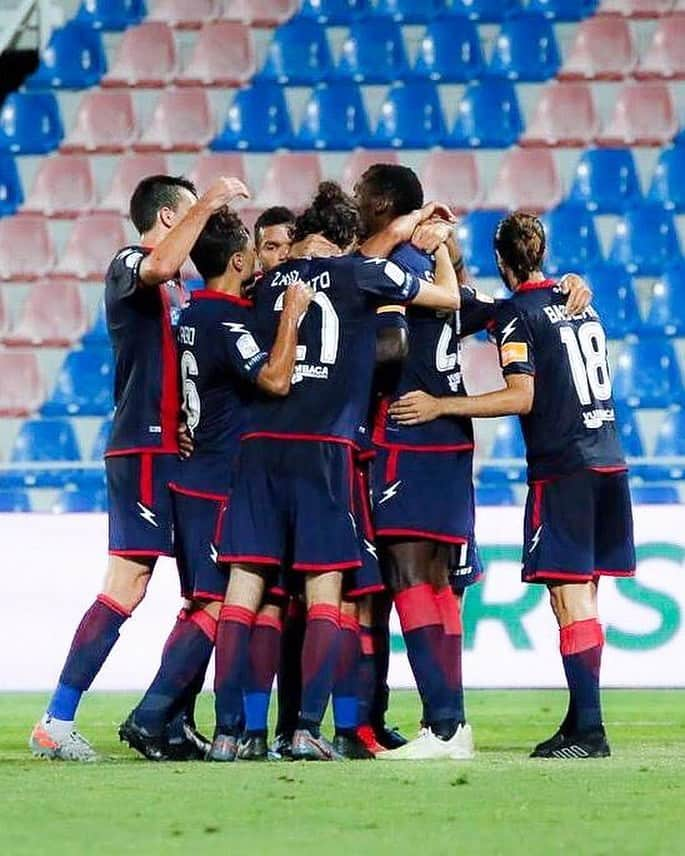 ルカ・マッローネのインスタグラム：「Teamwork 💪🏻🦈🔵🔴⁣ ⁣ #CrotonePordenone #Crotone #ForzaSquali #Marrone39」