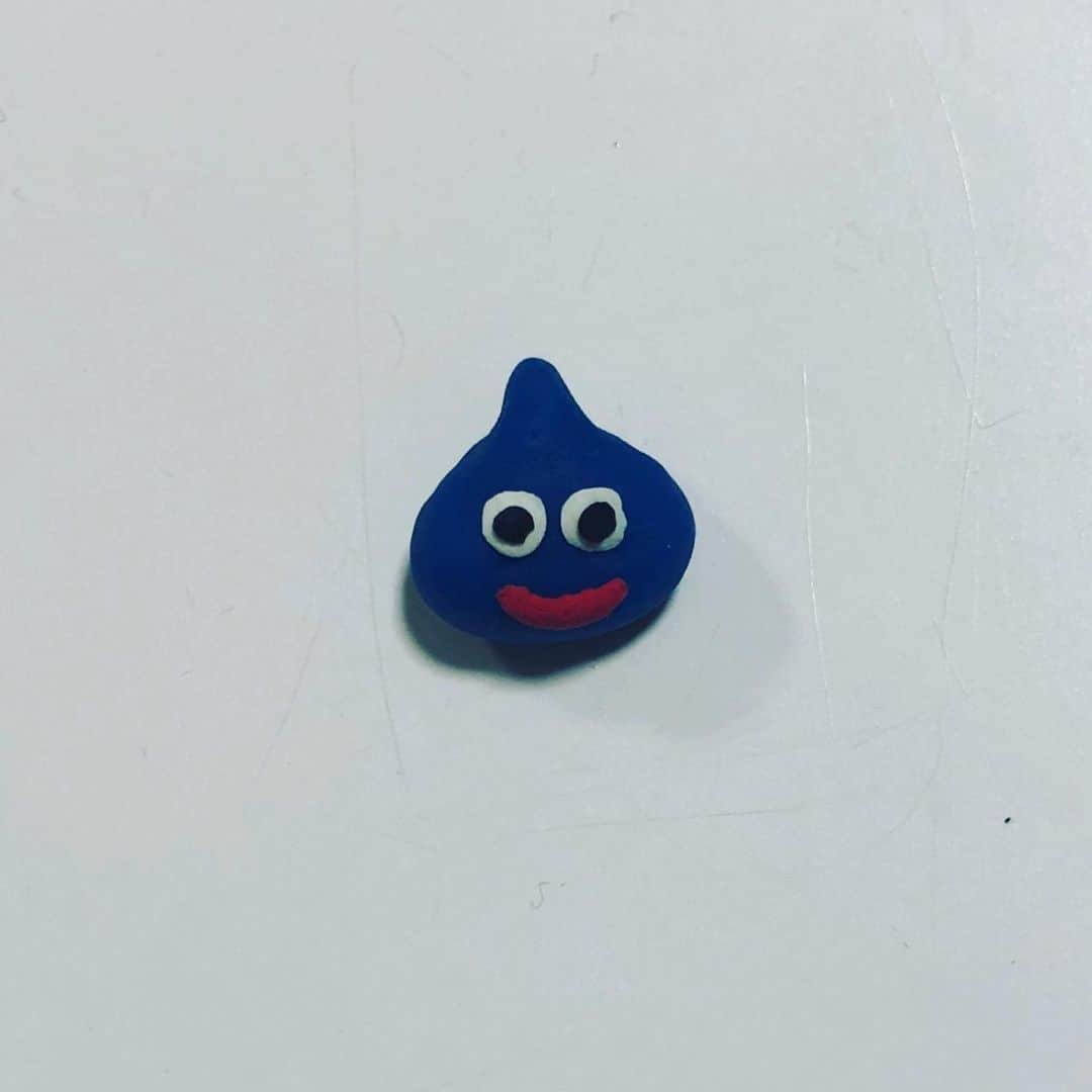 のインスタグラム：「【粘土作品98】  「スライム」  #粘土好きと繋がりたい #1人粘土リレー #ノザワ粘土 #粘土 #粘土細工 #粘土遊び #ねんど #吉本自宅劇場 #スライム #ドラゴンクエスト #ドラクエ #モンスター」