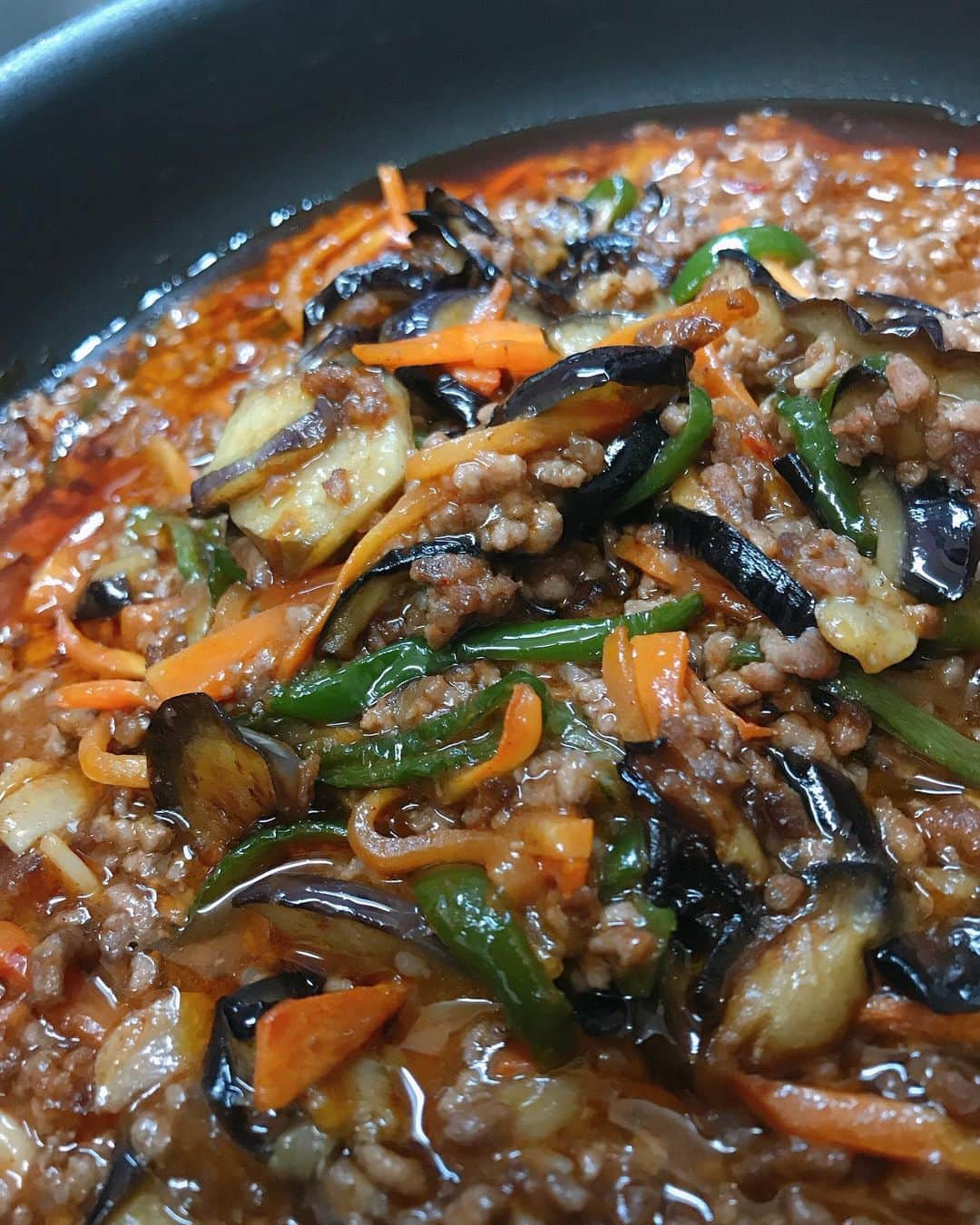 のインスタグラム：「ひさびさに麻婆茄子🥢 ・ ・ #少し辛め #コチュジャンとトウバンジャンの比率？ #麻婆茄子  #コチュジャン豆板醤醤油砂糖片栗粉水1カップ全部混ぜ #片栗粉小さじ1だけどトロトロにならなければ少しずつ足して #油ギラギラ #ナス2本ピーマン1つ人参1/3 #ひき肉150gくらい #なんとなく2人分？ #長ネギみじん切り #ごま油をチラッと #cookingathome」