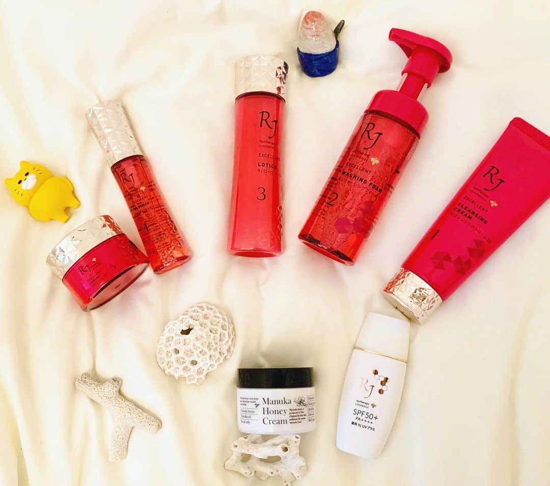 のインスタグラム：「美の秘薬と言われるローヤルゼリーが入った化粧品があります。  山田養蜂場さんがスキンケアシリーズを出していたんです！！  年齢肌のお悩み、くすみ、たるみ、シワ、乾燥、紫外線ダメージをケアして底上げしてくれる、#RJエクセレントシリーズ。  もっちり、ピタッと吸い付く感じ。  3のローションと5のクリームが実感し易いかな。  蜂さん🐝の恵みに助けられています。  蜂がいなくなったら、人類は半年も暮らせないといわれています。  農作物が受粉するために欠かせない仲間なんです。  誰も見てないのに働く守護霊さまのような存在😇  農業応援の意味でも🐝蜂さんも応援したい。  山田養蜂場のチャレンジを期待しています。  #山田養蜂場　＃RJエクセレントシリーズ#蜂#bee #cosmetics #skincare #skin#年齢肌#肌ケア＃ローヤルゼリー#マヌカハニー#」