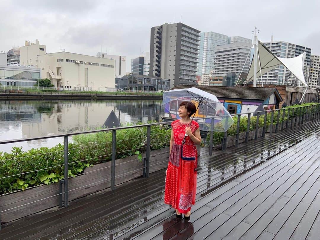 神野美伽さんのインスタグラム写真 - (神野美伽Instagram)「今日も東京は涼しく、小雨が降り続いていましたが、 久しぶりの天王洲。 雨の中、小倉君が写真を撮ってくれました。  #撮影　#天王洲　#雨」7月14日 19時32分 - mika_shinno_japan