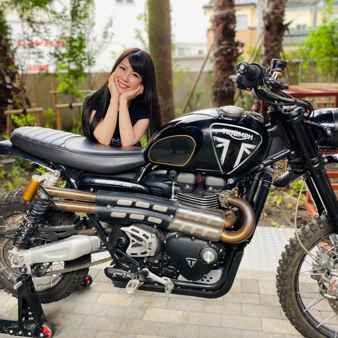 常深史織のインスタグラム：「7/25 〜26にバイカーズパラダイス南箱根にて「TRIUMPH ALL TEST RIDE」が開催されます❤️  私もバイカーズパラダイスに行ってみたいと思っていたので、今から楽しみです☀️  最新全10モデルの試乗会ができちゃいます‼️  会場ではこの写真の『007/ノー・タイム・トゥ・ダイ』に登場したScrambler 1200 XEも展示されるよ📸  試乗は無料なので気軽に みんなツーリングがてらに来てね〜👌  007も観に行きたい🤩❣️  #バイカーズパラダイス #バイカーズパラダイス南箱根  #TRIUMPH  #triumphlady #バイク  #バイク女子  #オートバイ  #ツーリング  #バイク好きな人と繋がりたい  #バイクのある風景 #バイクが好きだ #バイク乗りと繋がりたい #写真好きな人と繋がりたい  #スクランブラー #スクランブラー1200  #scrambler1200  #007 #007notimetodie  #t100budekinsspecialedition   #motorcycles  #bikegirl #motorcycle_moment #motorcyclegirls #bikerofinstagram #bikeofinstagram #bike #bikelove #motogirl #motogirls」