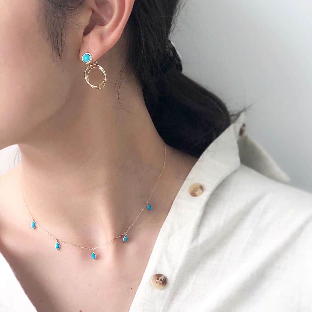 のインスタグラム：「夏の白シャツに鮮やかなターコイズブルーをアクセントに効かせて。  #starjewelry #スタージュエリー #necklace #ネックレス #pierce #ピアス #turquoise #ターコイズ #blue #coordinate #夏コーデ #jewelry」