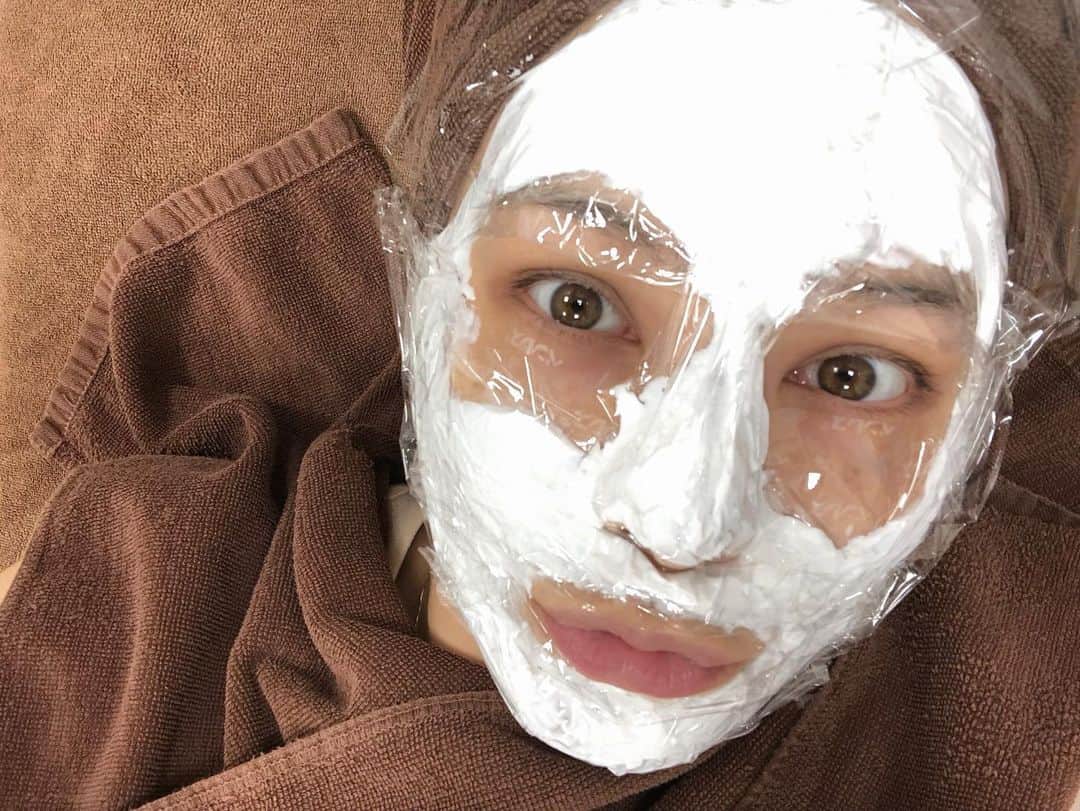 ステファニーのインスタグラム：「✨✨🥚✨✨ 先日、共立美容外科にて お肌のメンテナンスを！ ヴァンパイアフェイシャルで自分の血液を使った ケアをしてきました！ 写真はパックじゃなくて麻酔のクリームだよw お肌の経過、また載せますね♡！」
