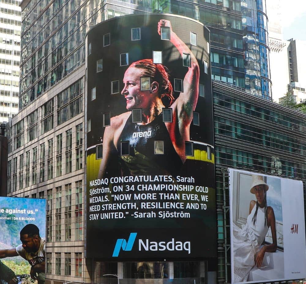 サラ・ショーストレムさんのインスタグラム写真 - (サラ・ショーストレムInstagram)「How cool??! 😱 This photo showed up the other day on Nasdaq's billboard, Time square in New York. Thanks alot @nasdaq 😍🗽Photocred @minekasapoglu @iswimleague」7月14日 19時40分 - sarahsjostrom