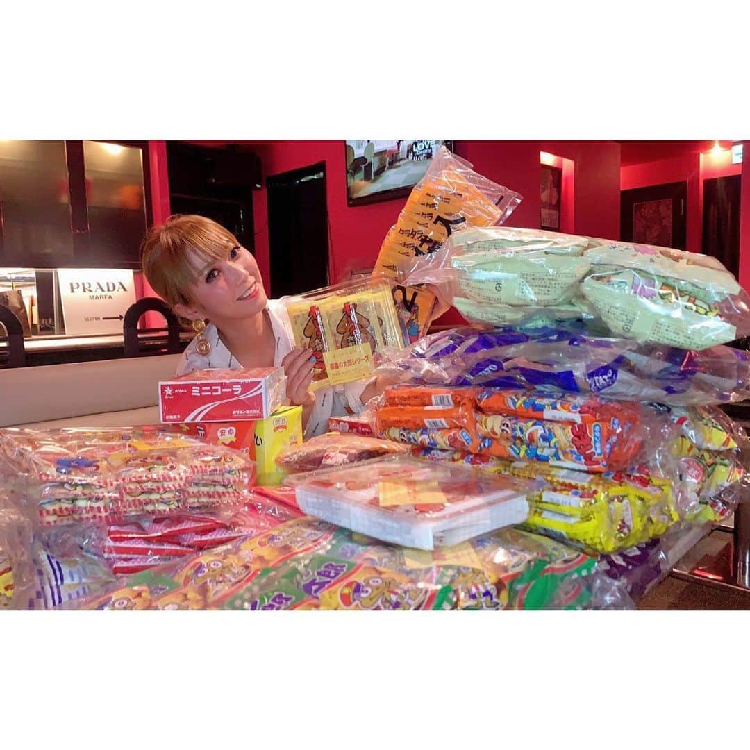 葉月樹里のインスタグラム：「駄菓子、大量購入したのだよ。  . . .  #葉月樹里 #soiréeine #ソワレーヌ #駄菓子 #YouTube #よろすこ @mamoru.soireeine」