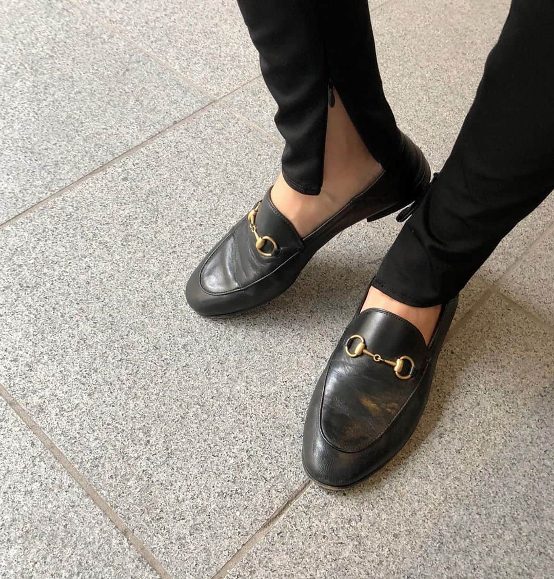 ナオさんのインスタグラム写真 - (ナオInstagram)「やっぱり黒が好き✨ ・ 上下とも @lephil_official  このレギンス、ストレッチきいていて足が綺麗見える！！ ・ 裾のファスナーの開け具合で見え方も変わるので、履いてる靴だったりトップスに合わせて調整できるのも便利〜！ ・ ・ @lephil_official  #私服 #シンプル服 #黒好き」7月14日 19時43分 - nao_nao310