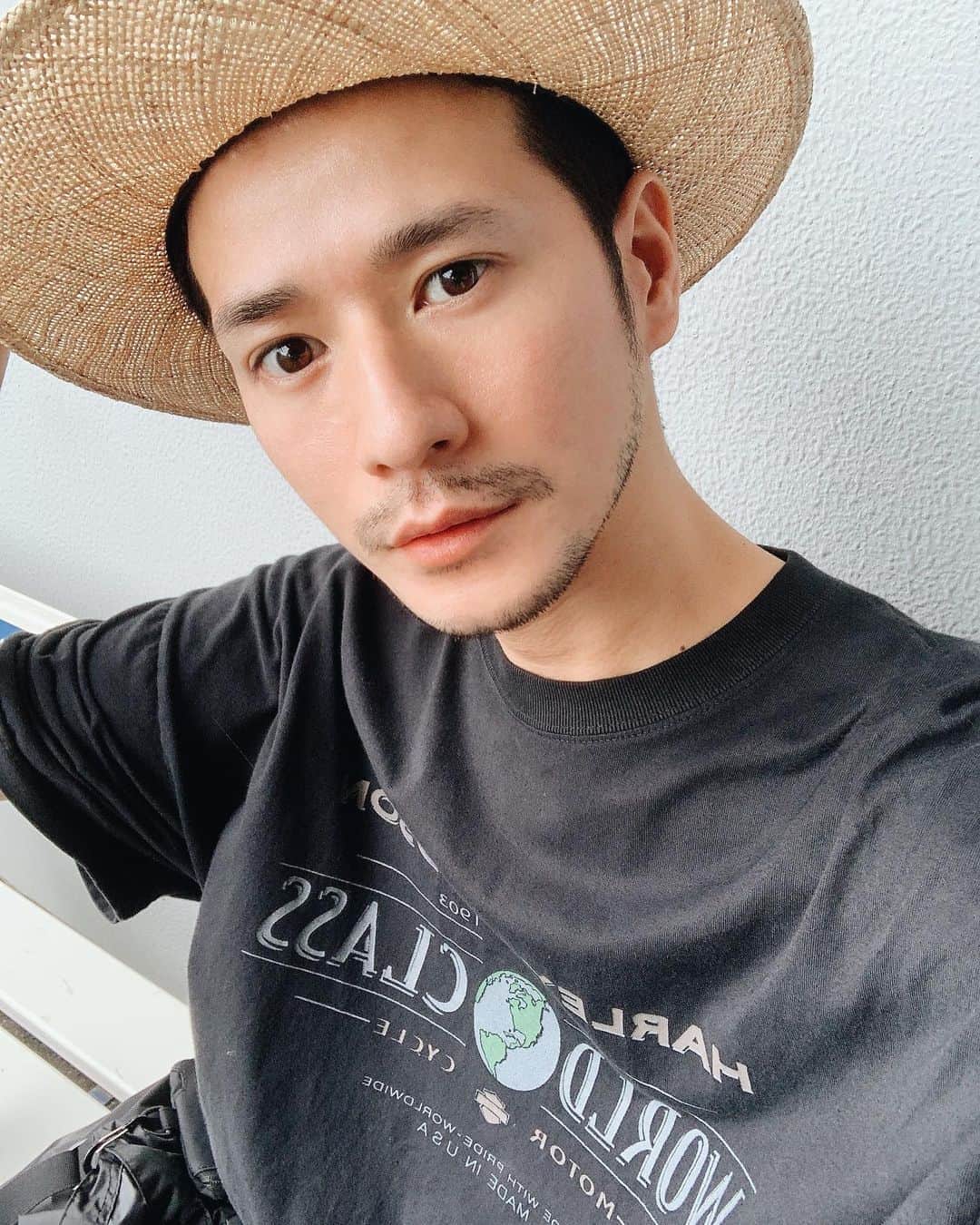 楠ダニエルのインスタグラム：「ずっとね、﻿ 夏に向けて麦わら帽子を﻿ 探してるんだけど﻿ なかなか出会えないもので🙈﻿ ﻿ ﻿ みんなのオススメがあったらぜひ﻿ 教えて欲しえておくれー🧙‍♂️ ﻿ ﻿ ﻿ #麦わら帽子#ストローハット﻿ #撮影終わりの#パシャリ﻿ #strawhat#アパレル﻿ #sea#夏#resort#リゾート#model#male#daniel﻿ #メンズモデル#フリーモデル﻿  #male#photo#フリーランスモデル#freelancemodel#photogenic #モデル#workout#shootingday #japanese #ハーフ」
