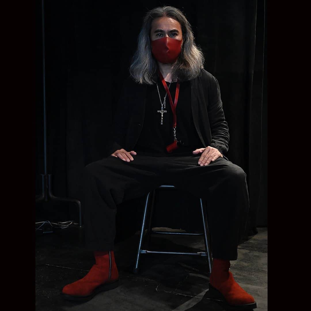 杉原勇武のインスタグラム：「真っ黒のコーディネートにアカのグッズで合わせてみました。 RED LEATHER MASK. RED LEATHER NECK ATOMIZER. RED SUEDE SHOES. RED LEATHER SHOULDER  BAG.」