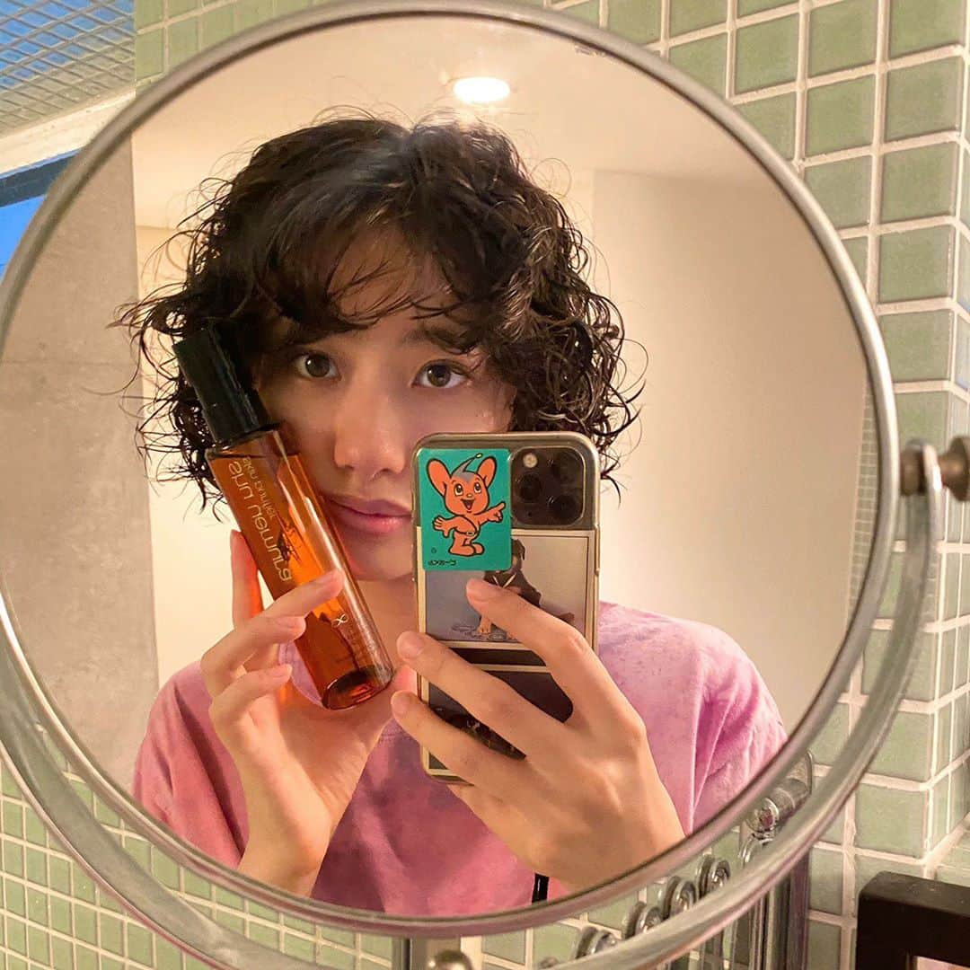 中田みのりさんのインスタグラム写真 - (中田みのりInstagram)「クレンジングはオイル派なので @shuuemura クレンジングオイルが最高に良くてハッピーです🥰 さっと使えてW洗顔なしで肌がもちもちになるよ！使い続けると毛穴とかキメを整えてくれるみたい🥰これから使い続けるのがたのしみ🥰個人的には椿オイルの匂いが好きです🥰 #シュウウエムラ #クレンジング以上の体験#アルティム8 #PR」7月14日 19時48分 - minori_nakada