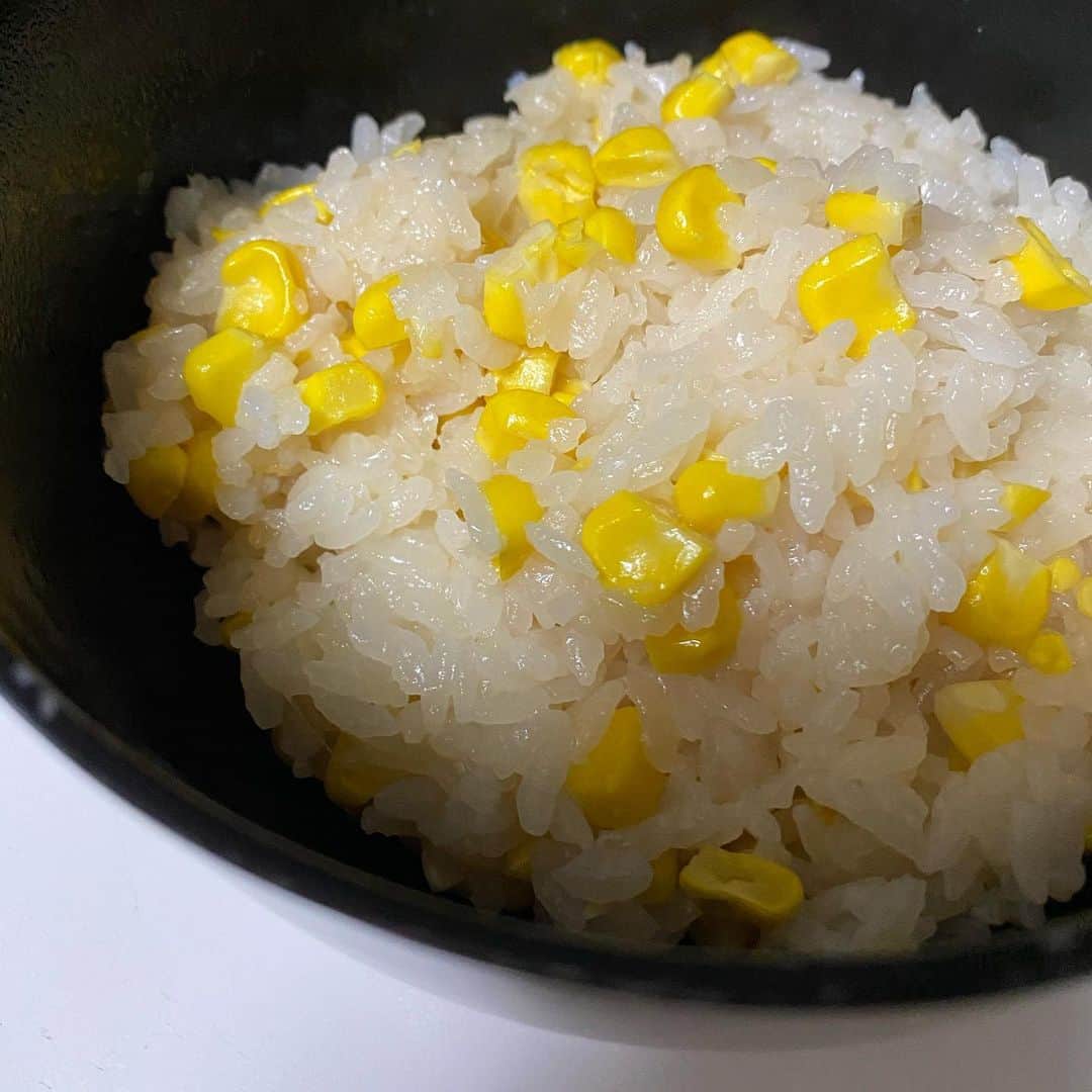 こまけいこのインスタグラム：「今年2度目のとうもろこしご飯。  簡単で美味しい。  それにしても雨が降らない日がないなぁ。  すっきりしたいな。」