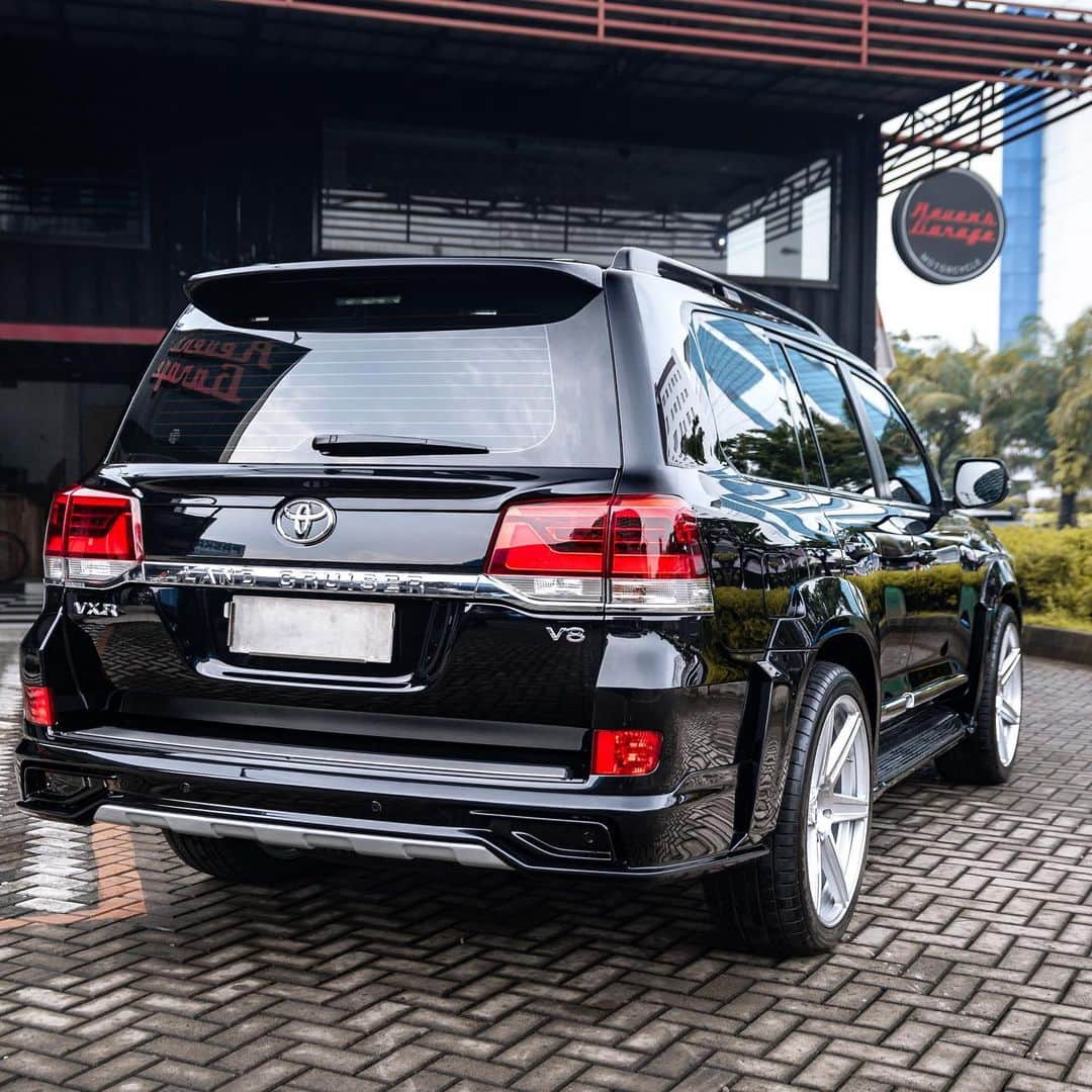 のインスタグラム：「TOYOTA LANDCRUISER 200 produced by @premierautowerkz  body kit：Artisanspirits/// Sportsline blacklabel #toyota #landcruiser #toyotalandcruiser  #as #asms #artisanspirits #ravspecjdm #butlertire #jworksunlimited #premierautowerkz #suvproject #kanooperformance #car_life_staff  #トラウム #車庫小舗 #nigeljdmparts #datasystem #advanced_auto_performance  #mr__lexus #jackspna #ottoautoservice」