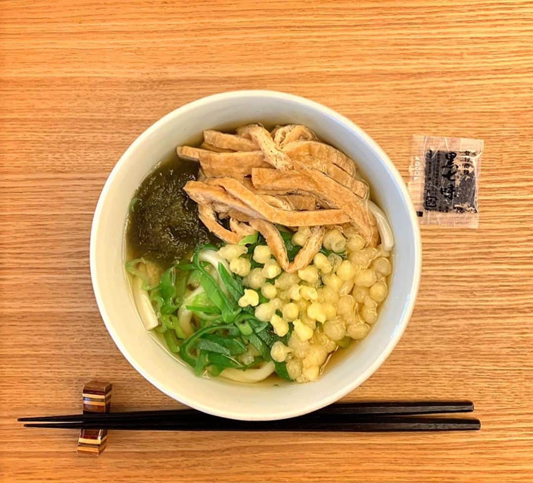 祐真朋樹さんのインスタグラム写真 - (祐真朋樹Instagram)「軽め #晩ご飯 #祐ご飯 #ハイカラうどん  #とろろ昆布  #利ご飯 @gionhararyoukaku  #黒七味」7月14日 19時50分 - stsukezane