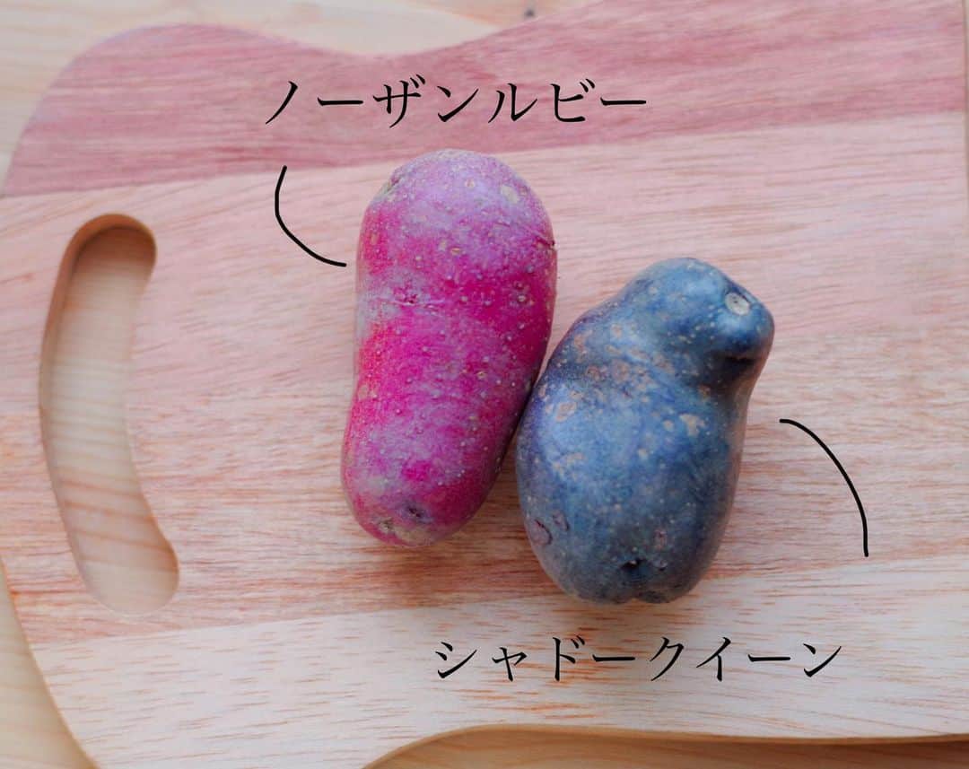 maki ogawaさんのインスタグラム写真 - (maki ogawaInstagram)「外側クリスピー 内側ホクホクの フライドポテト。  一度塩茹でした後、 粉吹きいも状態にして、 油で揚げると  カリカリ&ホクホクになります。  写真① カラフルポテト青海苔掛け 塩茹でしてあるので、 どこを食べてもしっかり塩味。  写真②ピンクがノーザンルビー、 紫のじゃがいもが、シャドークイーン。  写真③食べるのがもったいないくらいの色合い✨✨  写真④粉吹きいもにしたものと（右） 生のままのじゃがいも（左）  食べ比べると 生のまま揚げたポテトもカリカリなんだけど、 粉吹きいものポテトの方が細かいカリカリで、 ホクホク。 (説明が下手すぎる。。。😅😅)  粉吹きいもの『粉』が 片栗粉の役目を果たしているんだろうと思われます。  もちろん、普通のじゃがいもでオッケーです。  お時間のある時にぜひお試しください。」7月14日 19時50分 - cuteobento