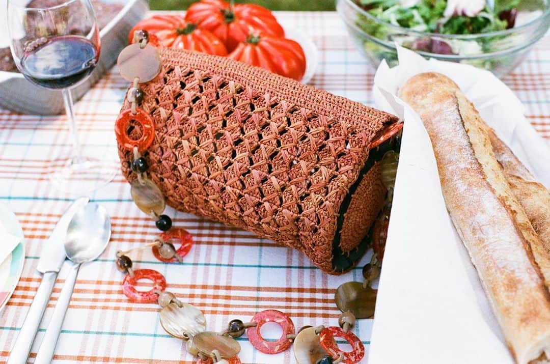 ジャマンピュエッシュのインスタグラム：「An original openwork bag adorned with a colorful resin strap is hand-made by master artisans in Madagascar.   With the purchase of a raphia bag before July 31, you make a donation to support a charity project that helps families affected by the Covid-19. More info in the link in bio.」